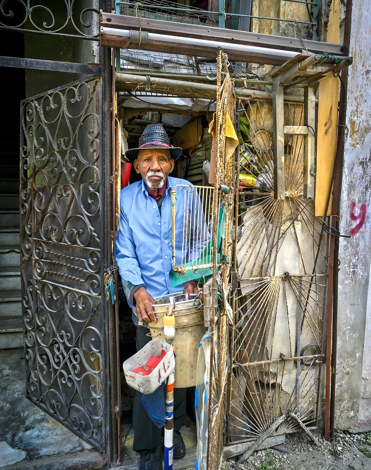 street vendor - window washer - Habana, Cuba 2019