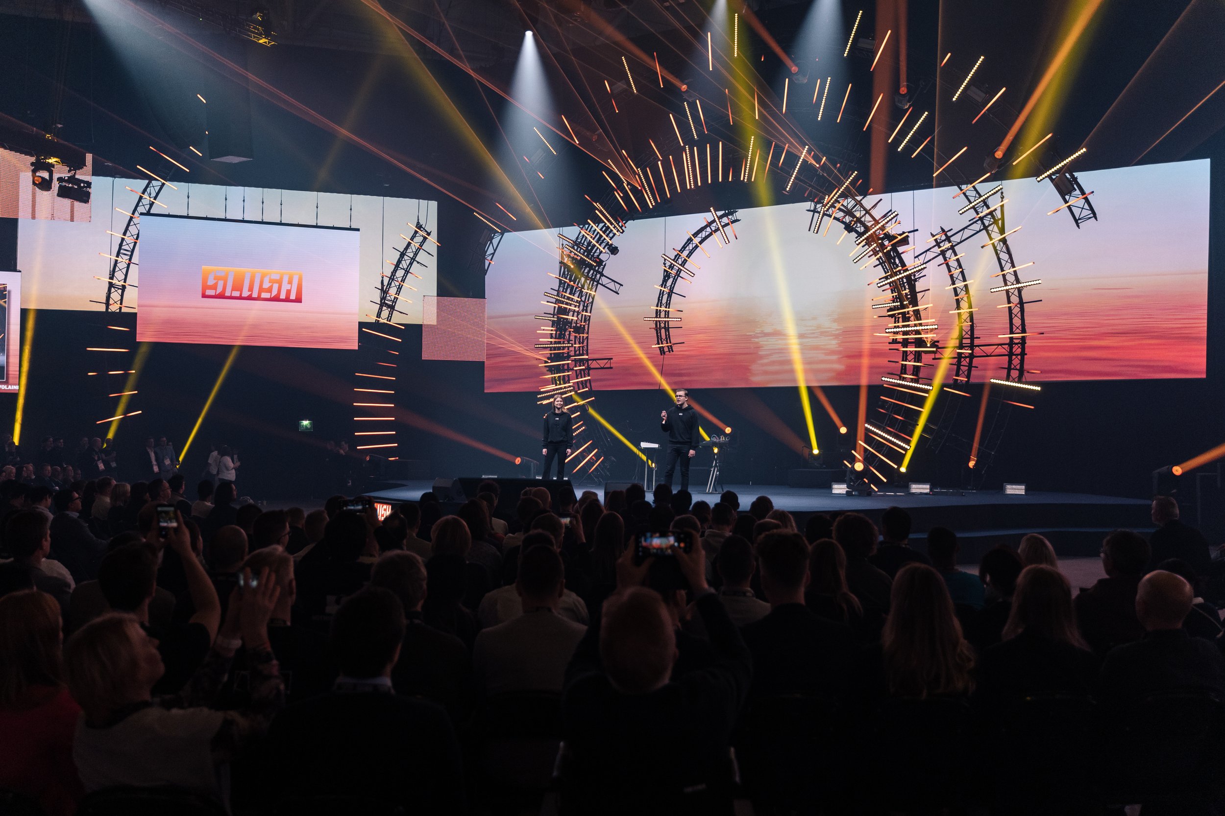 Slush_2022_DAY1_OpeningShow_Janne_Nuolioja-3.jpg