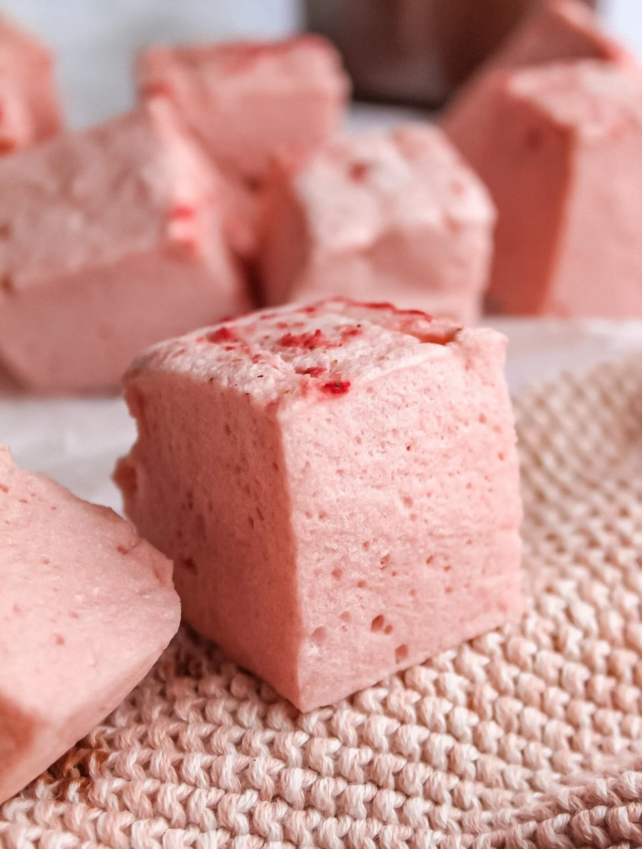 homemade marshmallows hallelujah 🤍 paleo friendly tooo 

(comment MALLOW for the recipe) 

you can eat them AND use them in any marshmallow related recipe .. I&rsquo;ve made a bunch of flavours and they always taste divine (the texture is out of thi