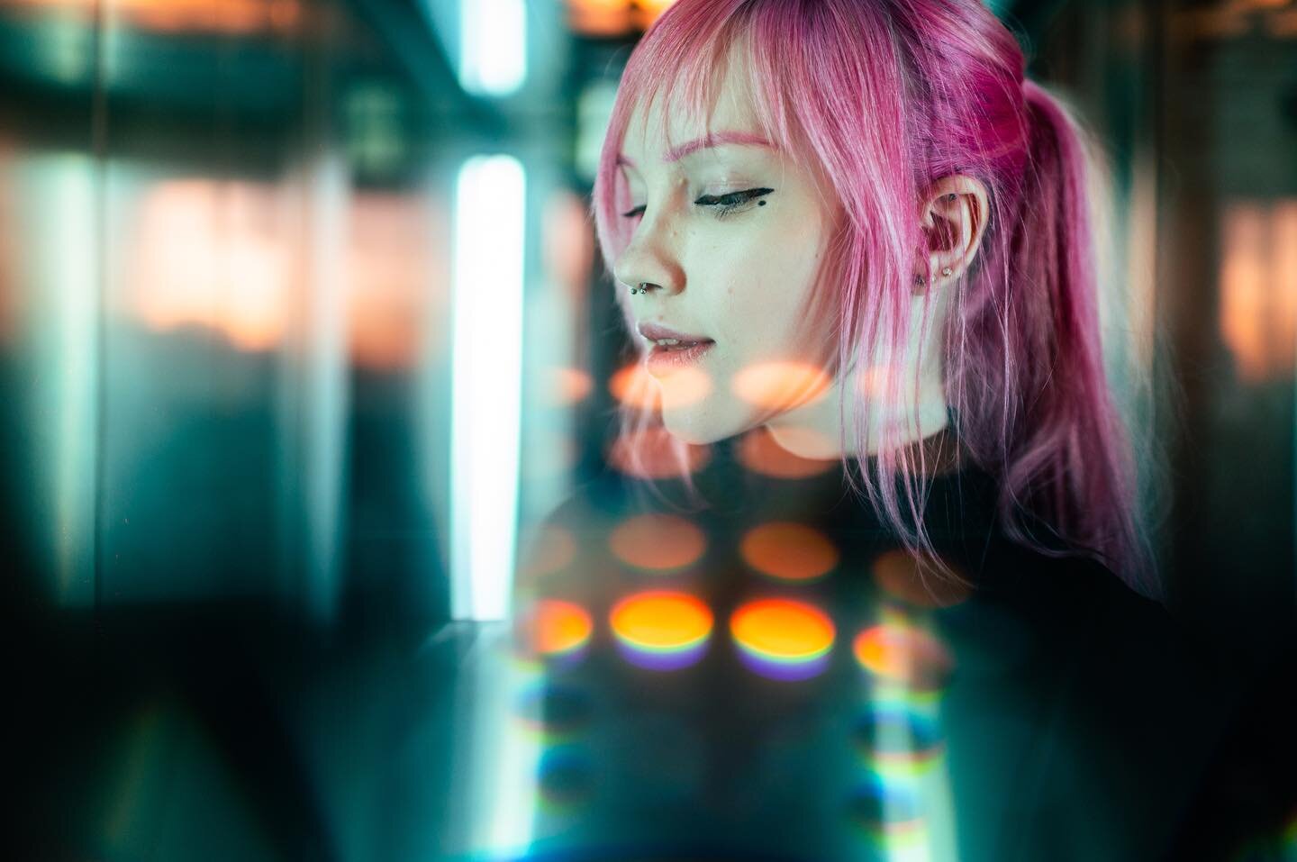 It&rsquo;s pretty crazy what you can do in an elevator when you can have some good lights!

Been playing around with the @amaran.europe PT4c tube lights and they have changed the way I shoot in a whole new way.

Model: @turquoisenelly
Photog: @glidep