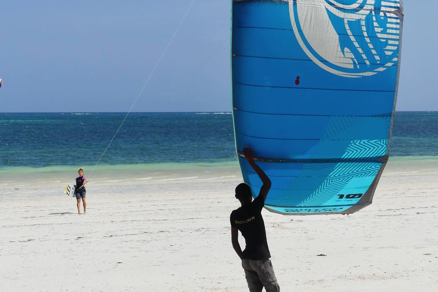 Ready for take off. 👍 
Join us in paradise and at our beautiful #kitespot @pallet_cafe_diani in #dianibeach. 🏝️ 

The Kaskazi season still runs until mid of March. 💨 Best time of the year to learn #kitesurfing in Kenya! 🇰🇪 

For inquiries contac