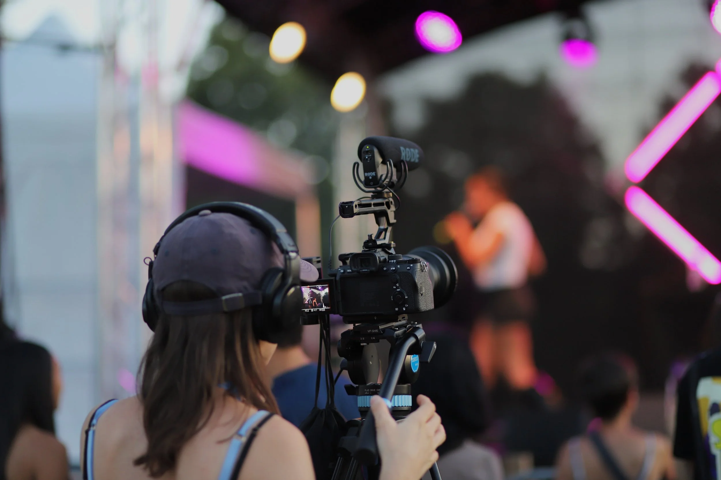 Portrait de Louise Kowalski en train de filmer un événement, vidéaste à Lyon