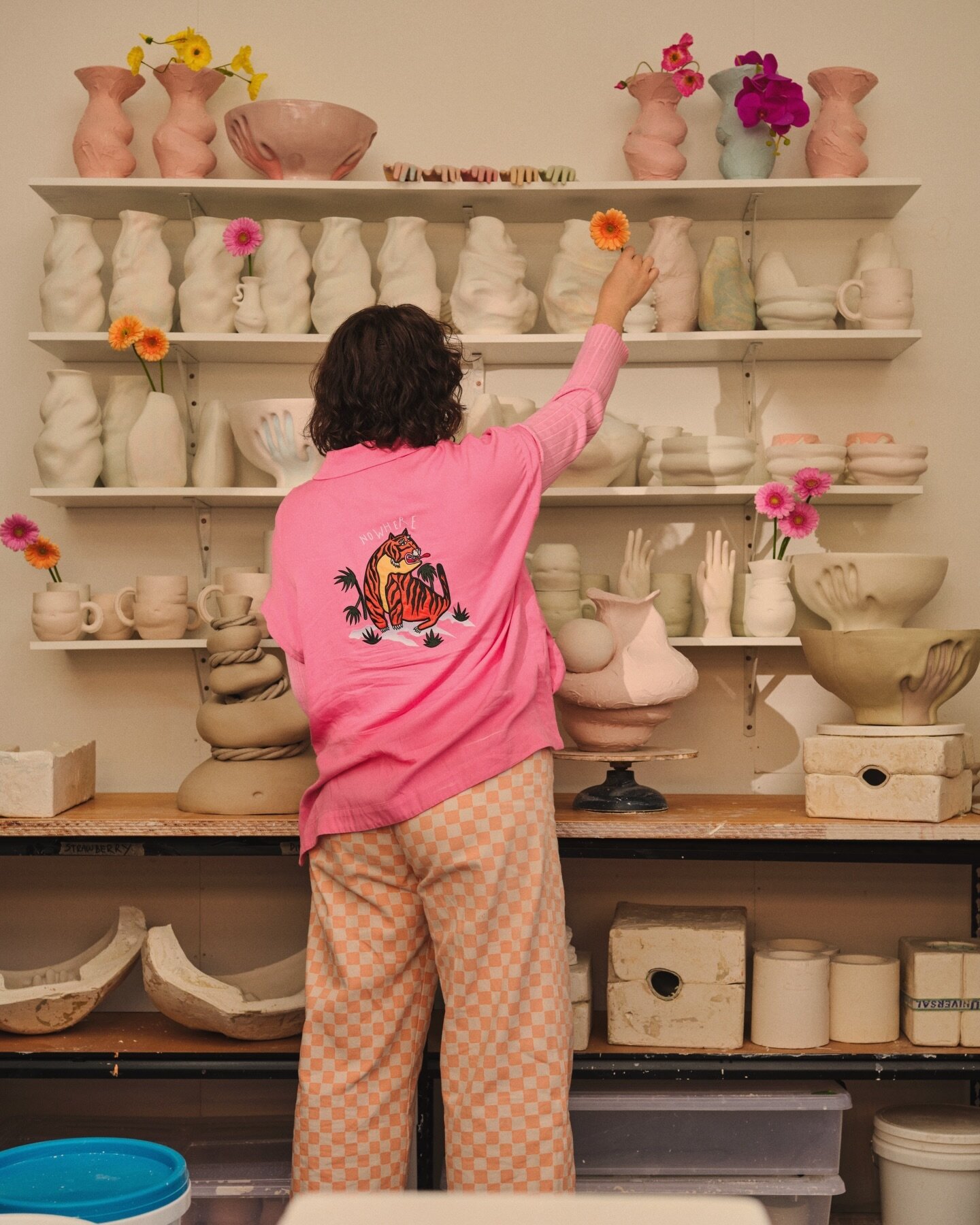 Studio spring clean* 🧼🧼 Can&rsquo;t wait to welcome you on Saturday 🌸🧡
. 
* Disclaimer: this photo was taken by @sianfay the last time before now, that my studio was tidy&hellip; 🤫 and right now, it is not yet tidy. 👌
.
.
#ceramics #ceramicstud