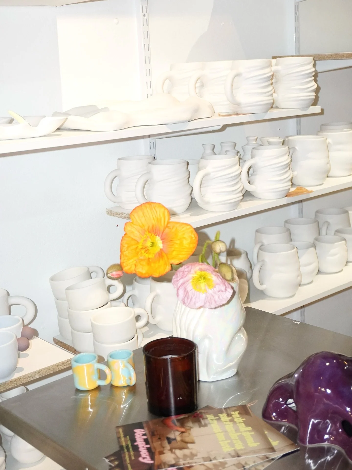 Utilise your day ✨Come touch my ceramics and grab a little sweet treat from @twochapscafe next door😗 Perfect Inner West Outing 🌸  Wed- Sun 10-2pm 
.
#ceramics #marrickville #innerwest #sydneyeats #sydneystudio