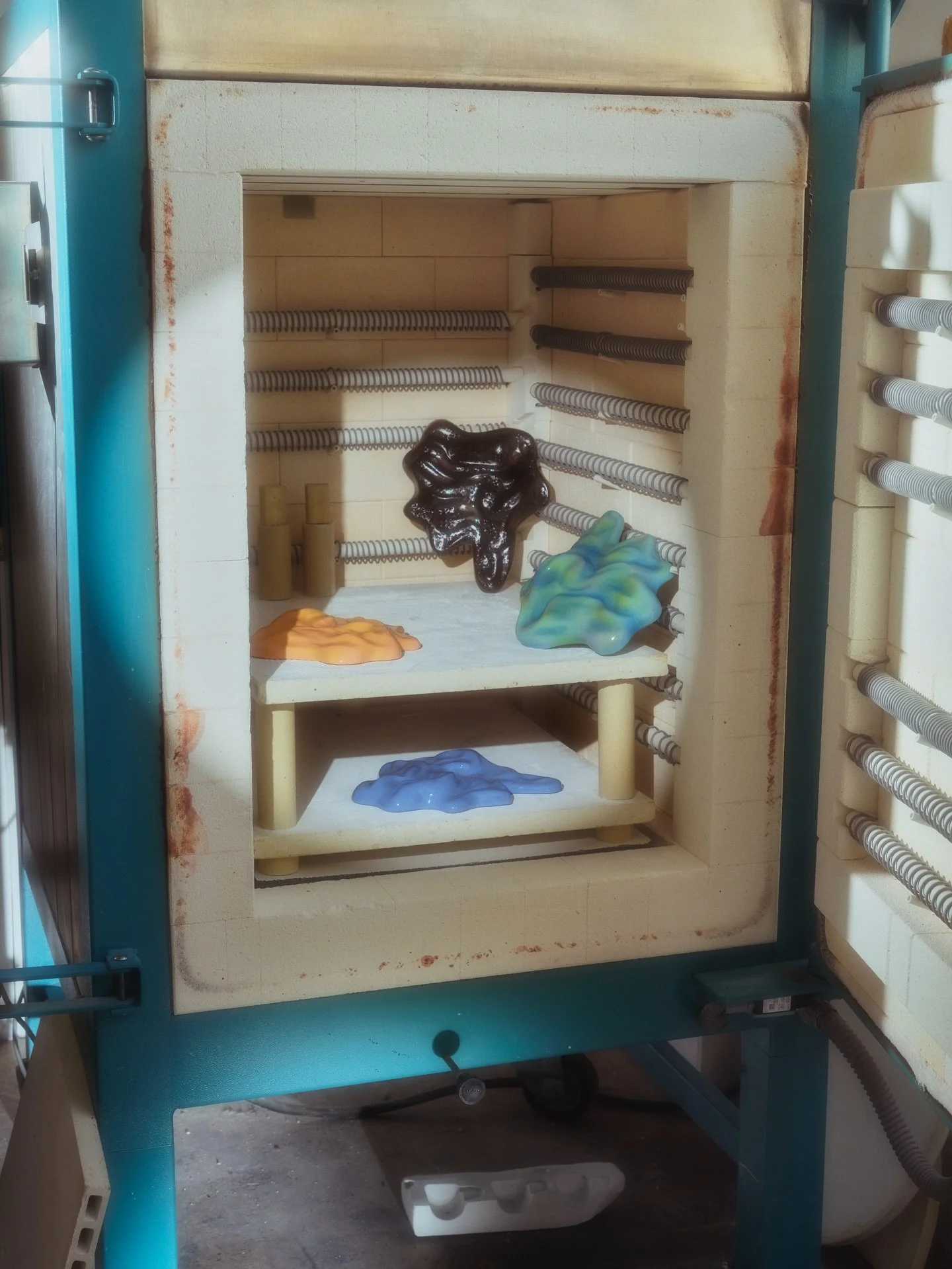 In the studio with @sianfay 
.
Wall drips 🫟 Big Crystaline Hand ✨ Blob Vase &amp; Blooms🌷
.
#ceramicstudio #colourfulceramics #bigkiln #sculpturalceramics