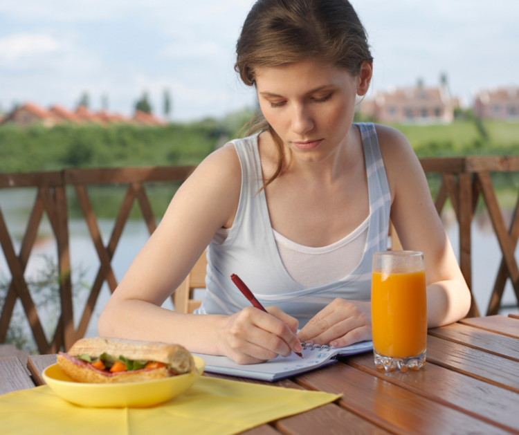 The Pros and Cons of Tracking Food & Fitness