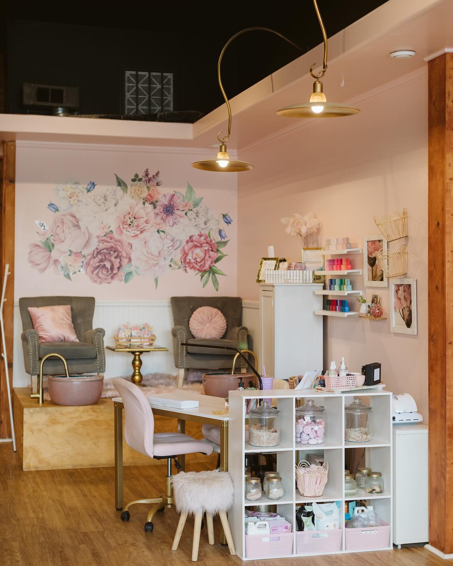 Our nail tech Gemmina is here to serve you luxury nail services!! Book her for a 
✨Botanical Pedicure 
✨Builder Gel Manicure
✨Hand Treatment
✨Nail Art 
✨And More!

@luxurynailsbygemmina