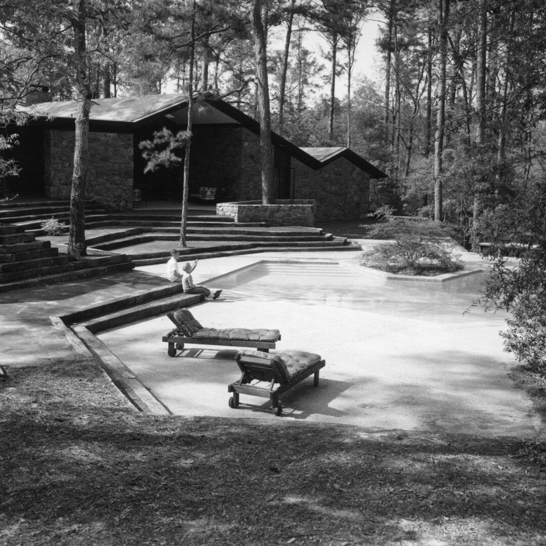 Image of the Averett garden and pool designed by Rose in 1959, in Columbus, Georgia. 

Building architecture by Rozier Dedwylder

#architecture #landscapearchitecture