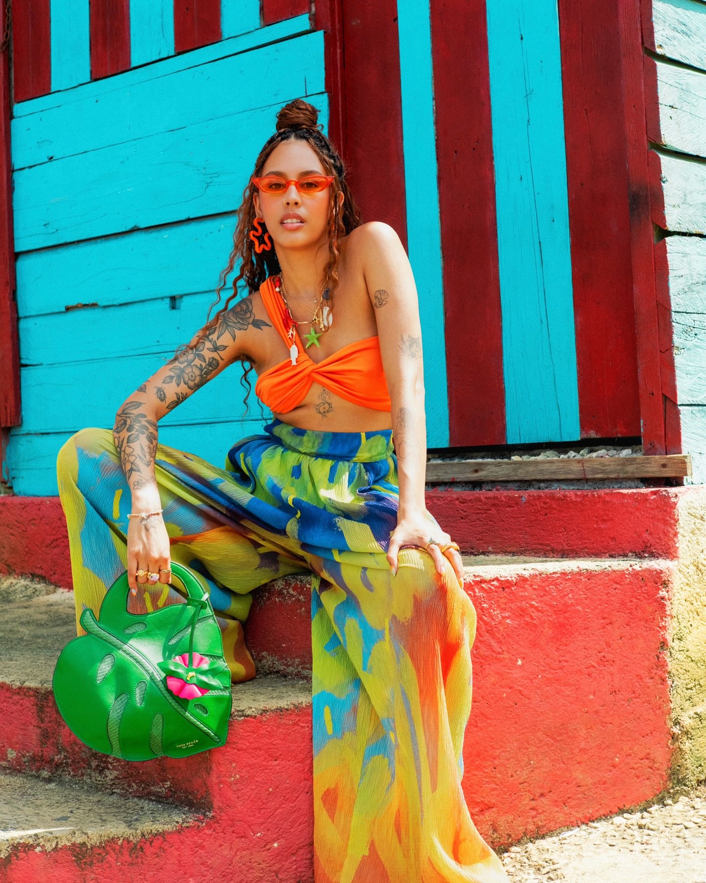 when your outfit perfectly matches your environment ✨🌈🇯🇲 

i was verrrrrrry excited to take this bag that was rented from @johnlewis (kindly gifted!!) with me on my trip to jamaica last month. as soon as i saw it i knew it was the most perfect acc