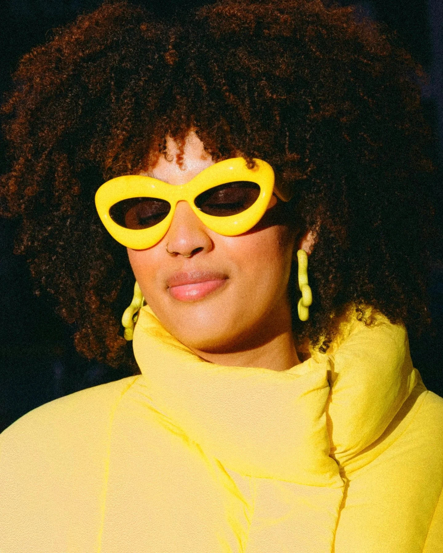 the outfit i wear when he says he wishes it was sunnier ☀️ 😎 
.
.
i got this puffer jacket 4 years ago from @baumundpferdgarten and it&rsquo;s been my go to every winter. yellow is always a good idea. 
.
.
📸: @agatanoweta 
.
#dopaminedressing #demi