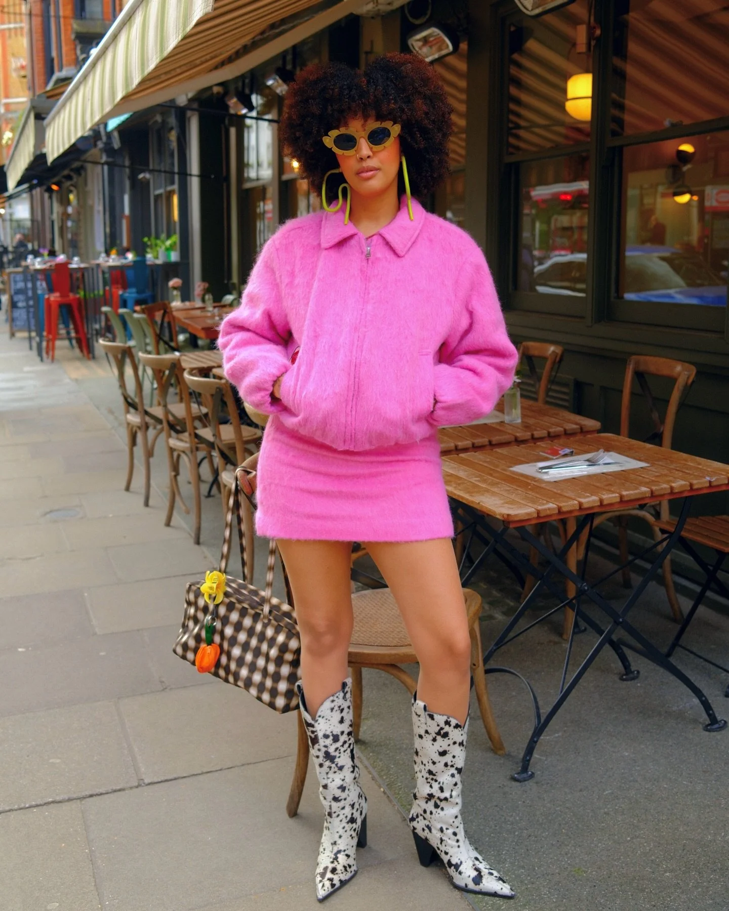 usually i&rsquo;d post some over the top portrait for my birthday but today&rsquo;s been so low key i&rsquo;ve not actually been bothered lmao 😂 . however these pics were taken on a birthday brunch w my bestie so i think they still count 💅🏽 🎂 🎈 