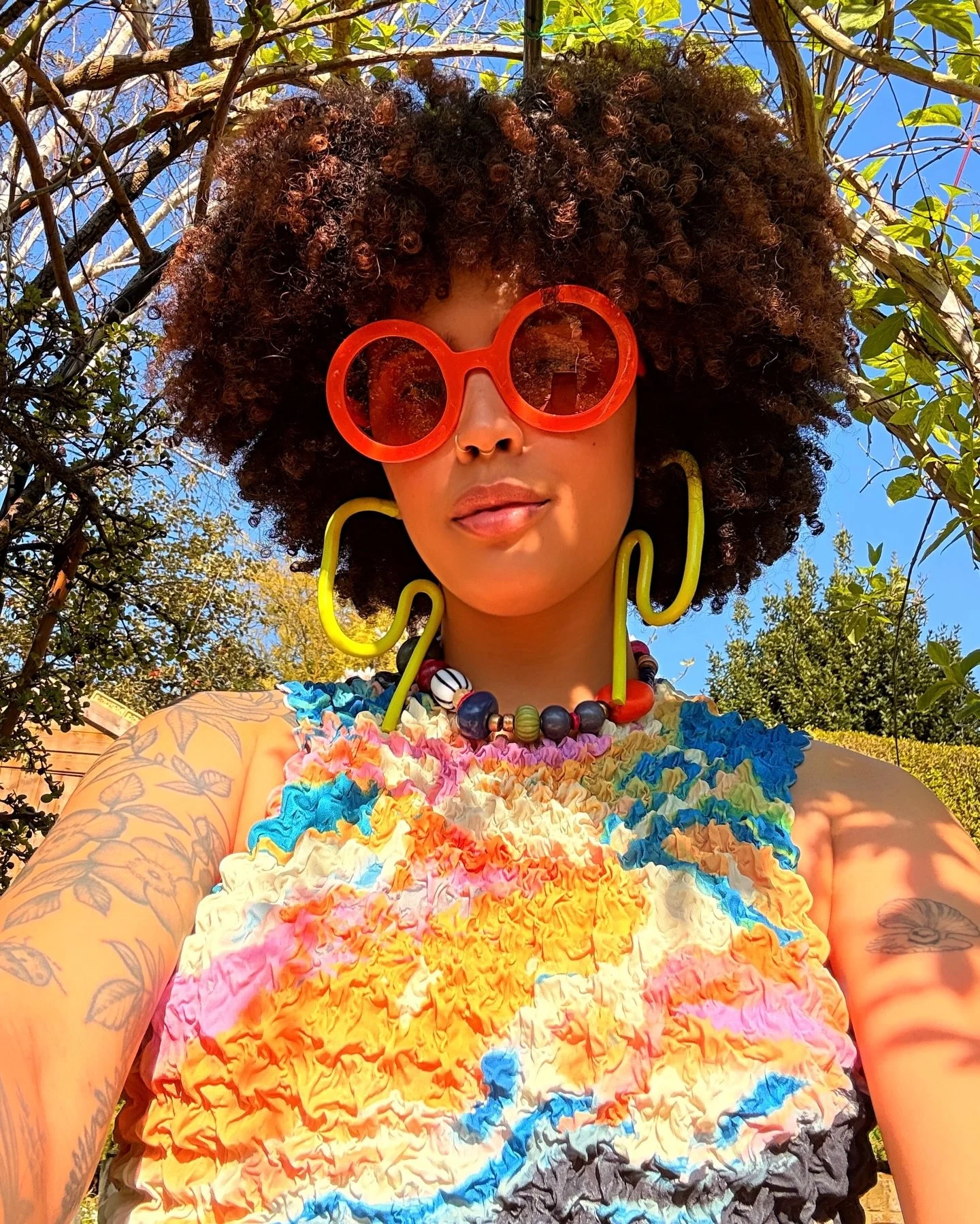 SPRING HAS SPRUNG 💐 🌞 🌳 some of my favourite things: having my belly out, only wearing a jacket, dusting off my sunglasses, sun-bathing my curls (i can&rsquo;t believe they still look this cute after a week since my hair appt!) #dopaminedressing #