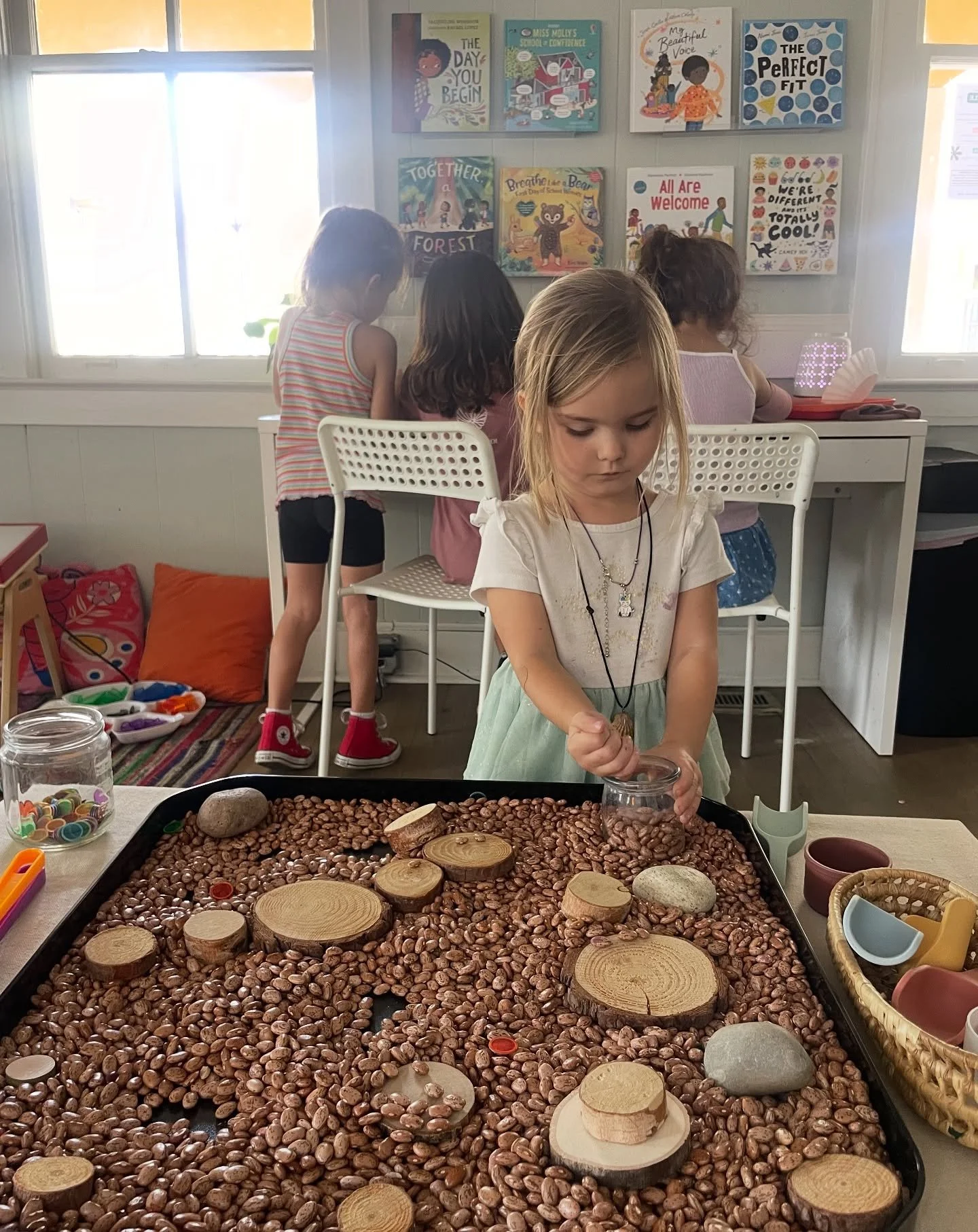 A simple sensory tray (Dot Day inspired!)&mdash;engaging for kids and such a great way to support their development 💡

🖐🏼 Strengthens fine motor skills through scooping, pouring &amp; grasping
🧠 Builds problem-solving and language skills through 
