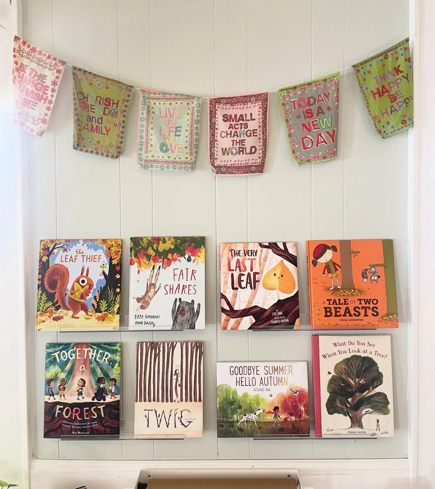 🍂 Happy First Day of Autumn! 🍁 

We&rsquo;ve pulled together some of our favorite autumn reads to welcome the season with stories of leaves, trees, sharing, change, and letting go. 🌳📚✨

A few favorites are on our book wall right now:
🍁 The Leaf 