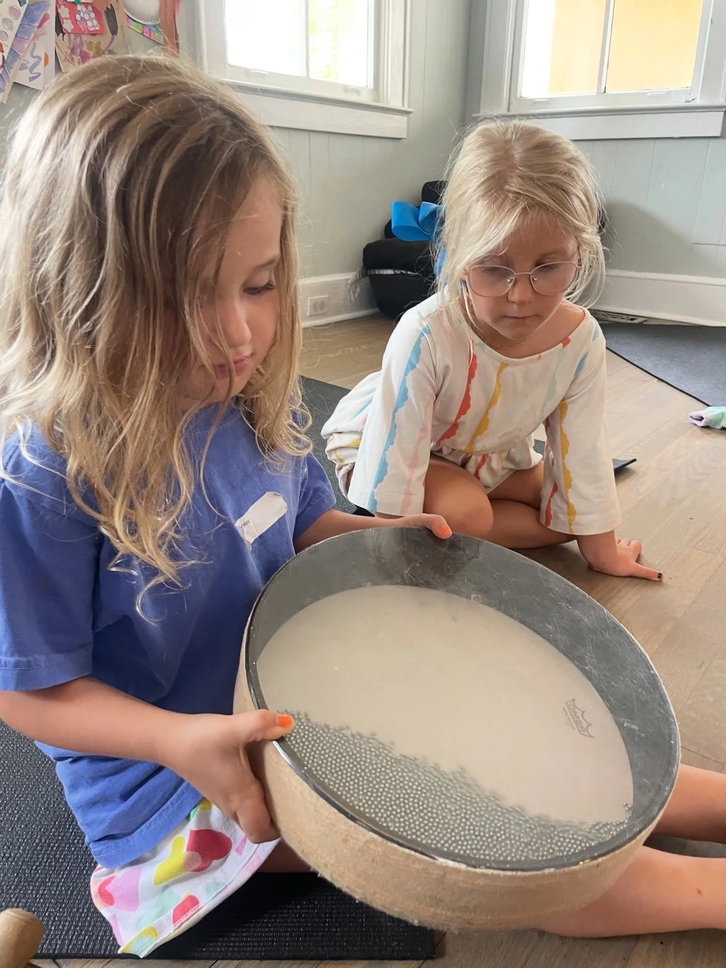 Completely tuned in— noticing the sounds, feeling the vibrations, and finding calm, all while practicing social skills in a small group setting and soothing their nervous systems. πΆπ€π½π₯°
Sound healing instruments invite children to slow down