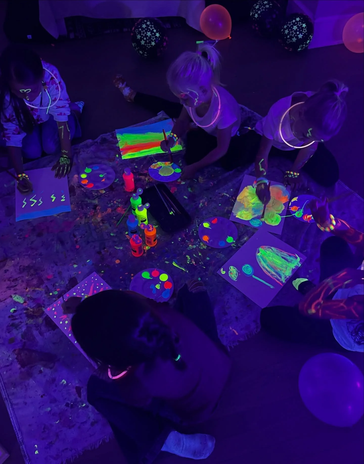 A MILLION MORE GLOW NIGHTS PLEASE!!!!! π€π©·π§‘πππ©΅
A K-Pop Demon Hunters 8-year-old birthday party dream! We painted, we crafted, we danced, and had the best time ever. “Soda Pop” root beer floats were the cherry on top! ππΆπ