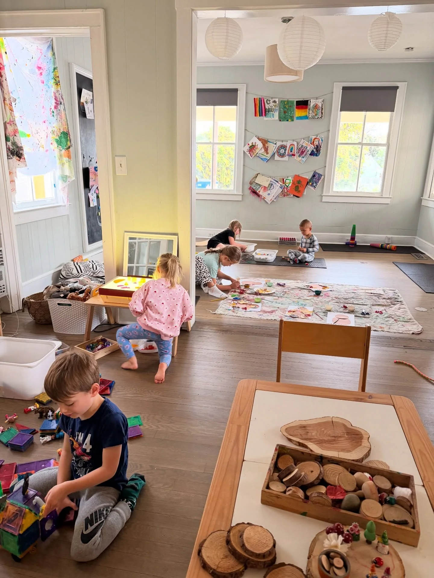 When learning looks like this&hellip; ✨

Spanish with Ms. Yudy @yudysaal looking pretty magical this morning &mdash; creative play, process art, crafts, building, yoga. All of our favorite things! 

Join us for a special Holiday Edition Spanish Club 