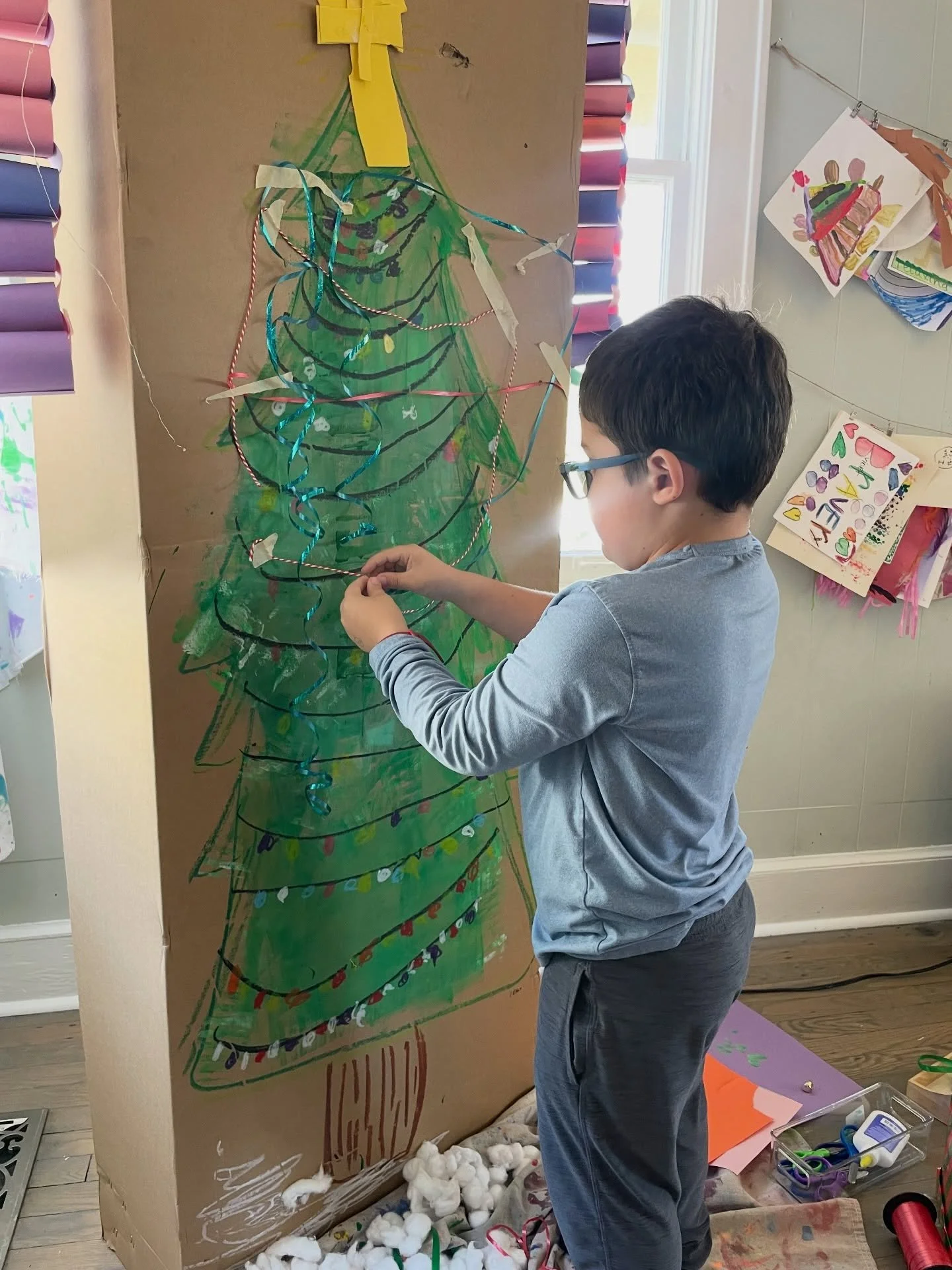 The most perfect Christmas tree I&rsquo;ve ever seen 🎄

A huge box being repurposed, open-ended materials, and a lot of freedom. It doesn&rsquo;t take much &amp; the benefits for projects like this are endless! ✨