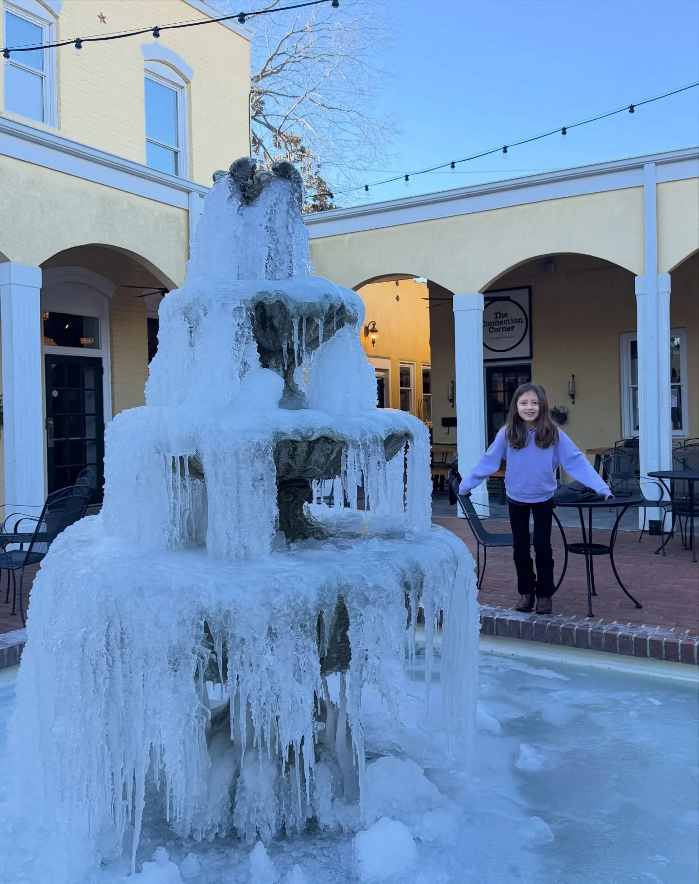 The joy &amp; awe &amp; wonder this fountain brings forth&hellip; 🥹✨🧊🤍🤌🏽