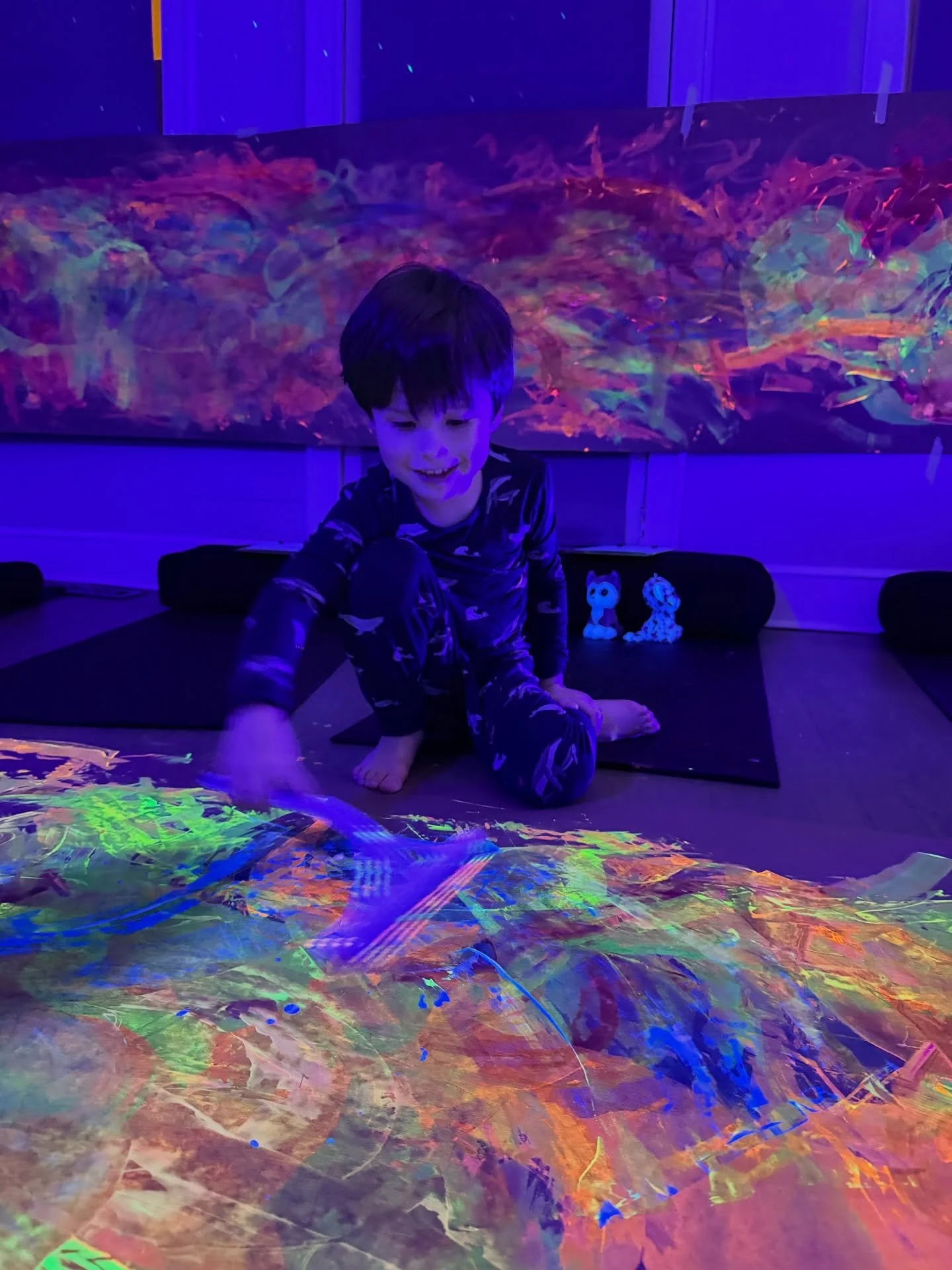 At our last Glow Yoga &amp; Art Night, we dove into the magic of the Northern Lights! 💚🩷💜

It was pure joy, awe, wonder as we created our own auroras with neon paint + squeegees and then practiced yoga and rested with the magical colors surroundin