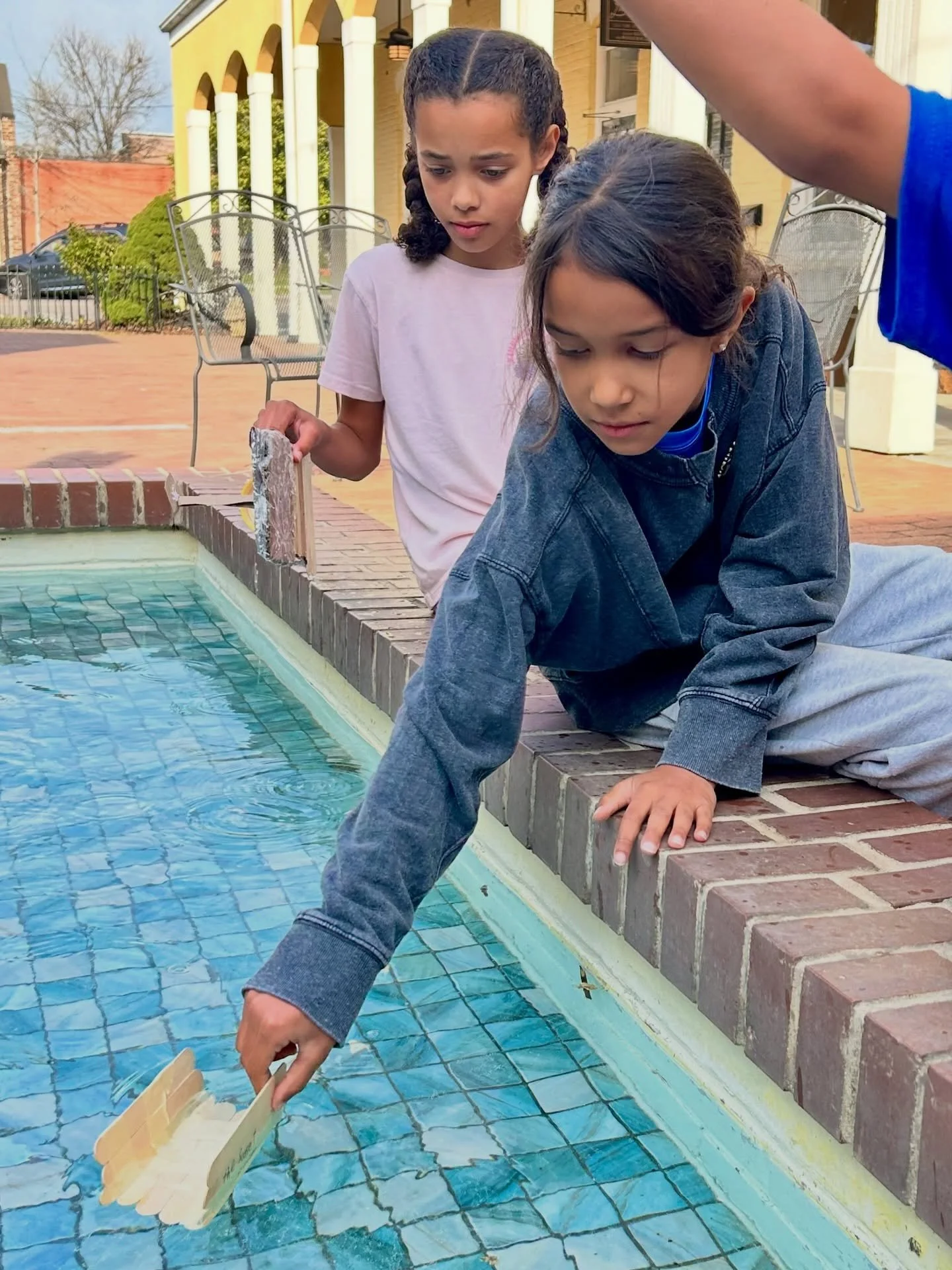 Two photos happening simultaneously last night ✨

👩🏽&zwj;🔬 Kids learning all about oceans &amp; sunsets in hands-on, super fun ways&mdash; heading home fed and happy 🍕
🥂 Caregivers enjoying some well-deserved time (2.5 hours!) to connect and rec