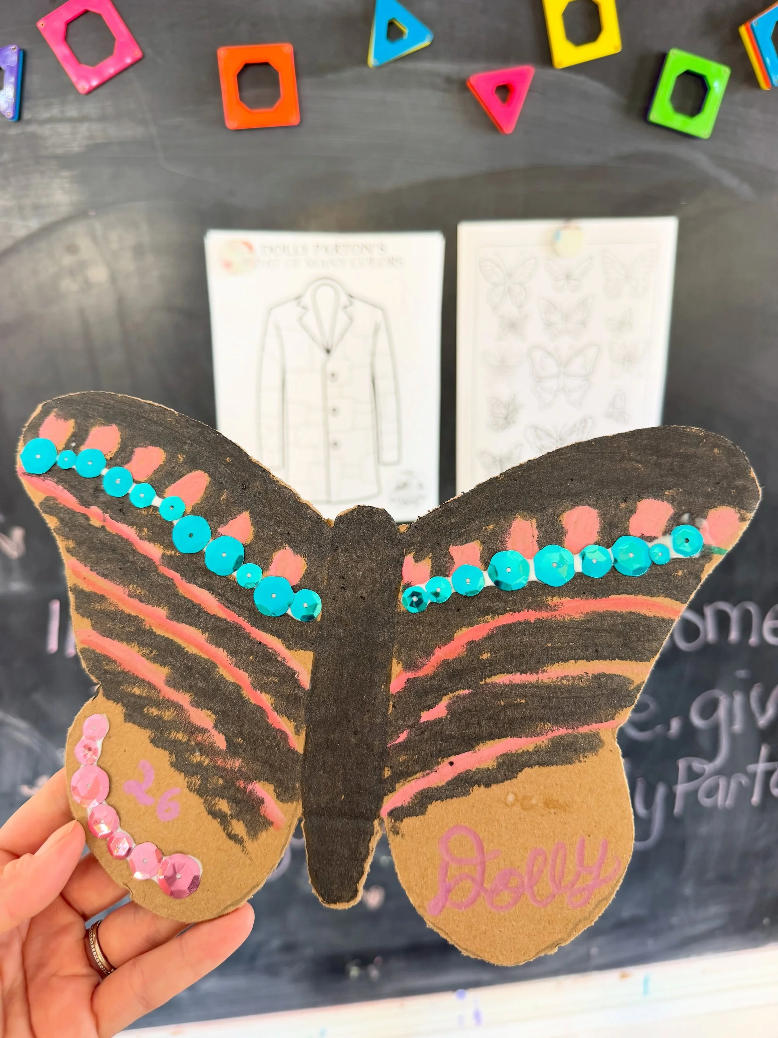 Live like Dolly. 🦋✨

Last weekend, Kindness Club spent the afternoon learning about &amp; celebrating Dolly Parton and all the goodness she put into the world. 🩷🎶 

We listened to some favorite songs, read about her life, talked about her kindness