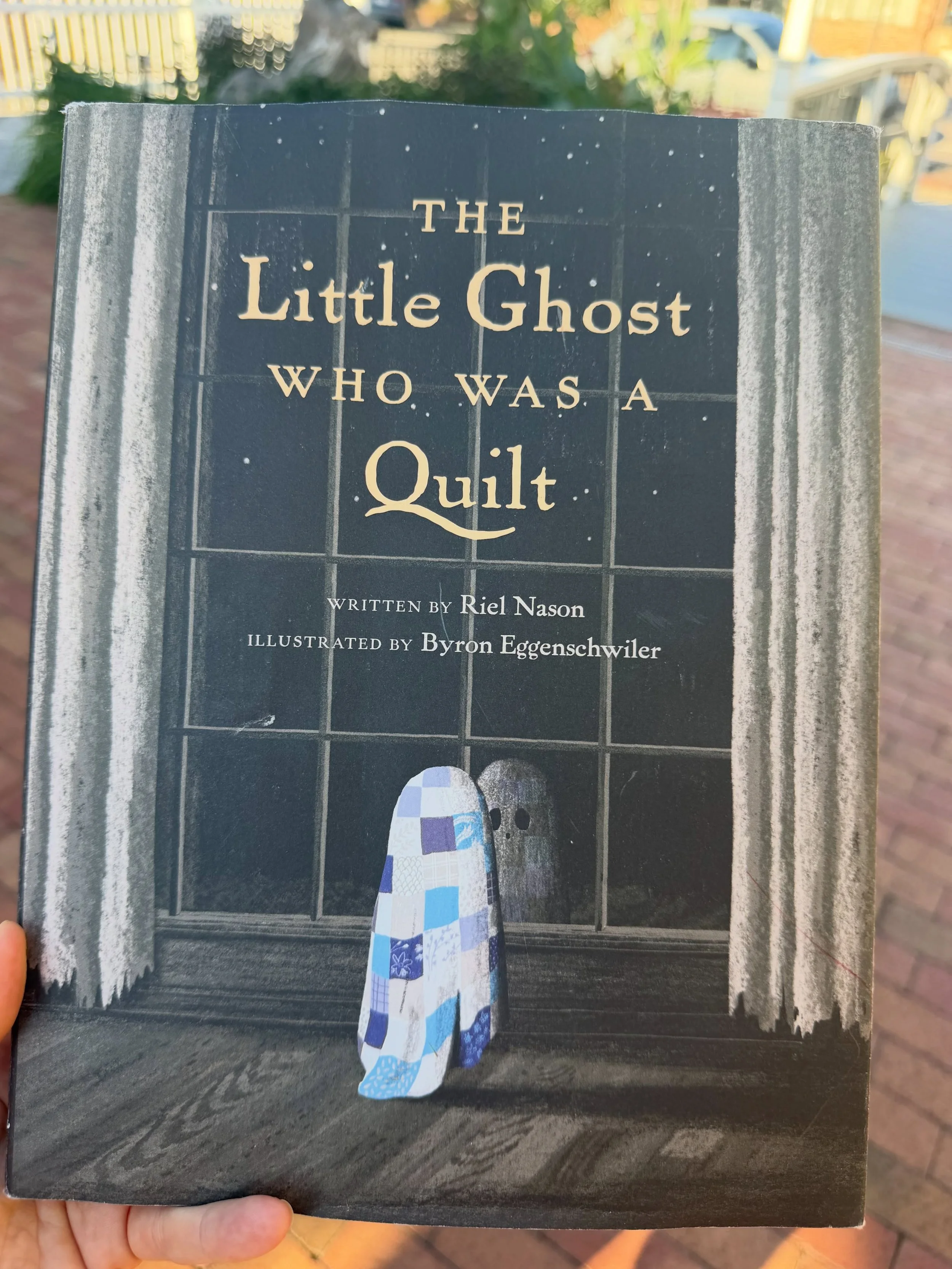 Seasonal stories 🤝🏽 art &amp; creativity 🤝🏽 affirmations 🤝🏽 movement + breathwork 🤝🏽 social-emotional learning 👻

The Little Ghost Who Was a Quilt, a Halloween favorite! 🥹 Such a sweet story about embracing our differences and celebrating a