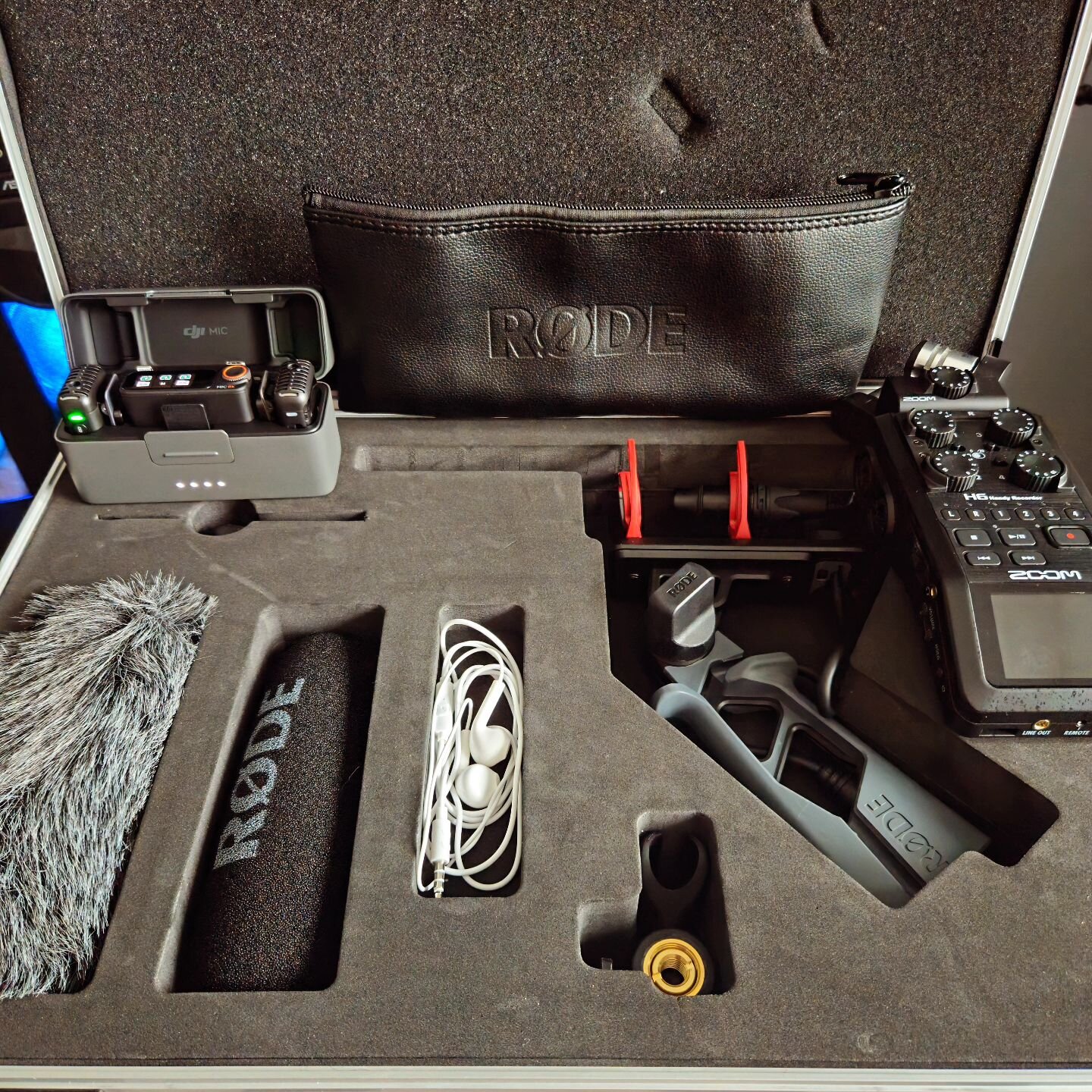 Unser simples Audio-Kit. Nicht nur das Shotgun-Mikrofon, sondern auch das DJI Mic 2 sind jetzt enthalten.

So kann man sich entspannt zur&uuml;cklehnen, falls ein Mikrofon ausf&auml;llt.

#filmmaking #filmmaker #gear