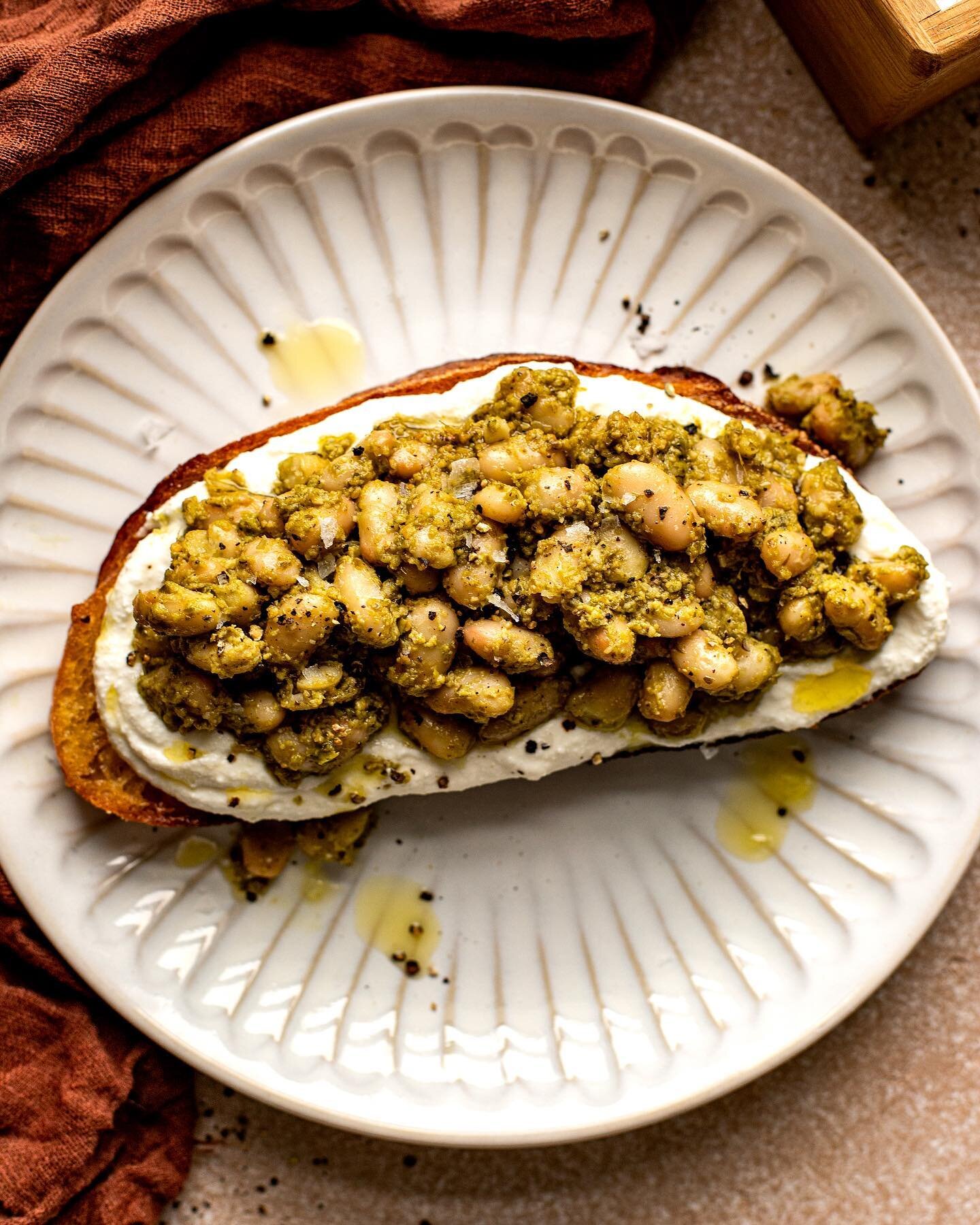 ✨Pesto Beans on Toast with Whipped Ricotta✨
It really does not get easier than this! A can of white beans gently warmed with a few spoonfuls of that jarred pesto that&rsquo;s hanging out in the back of your fridge, a thick layer of fluffy ricotta, an