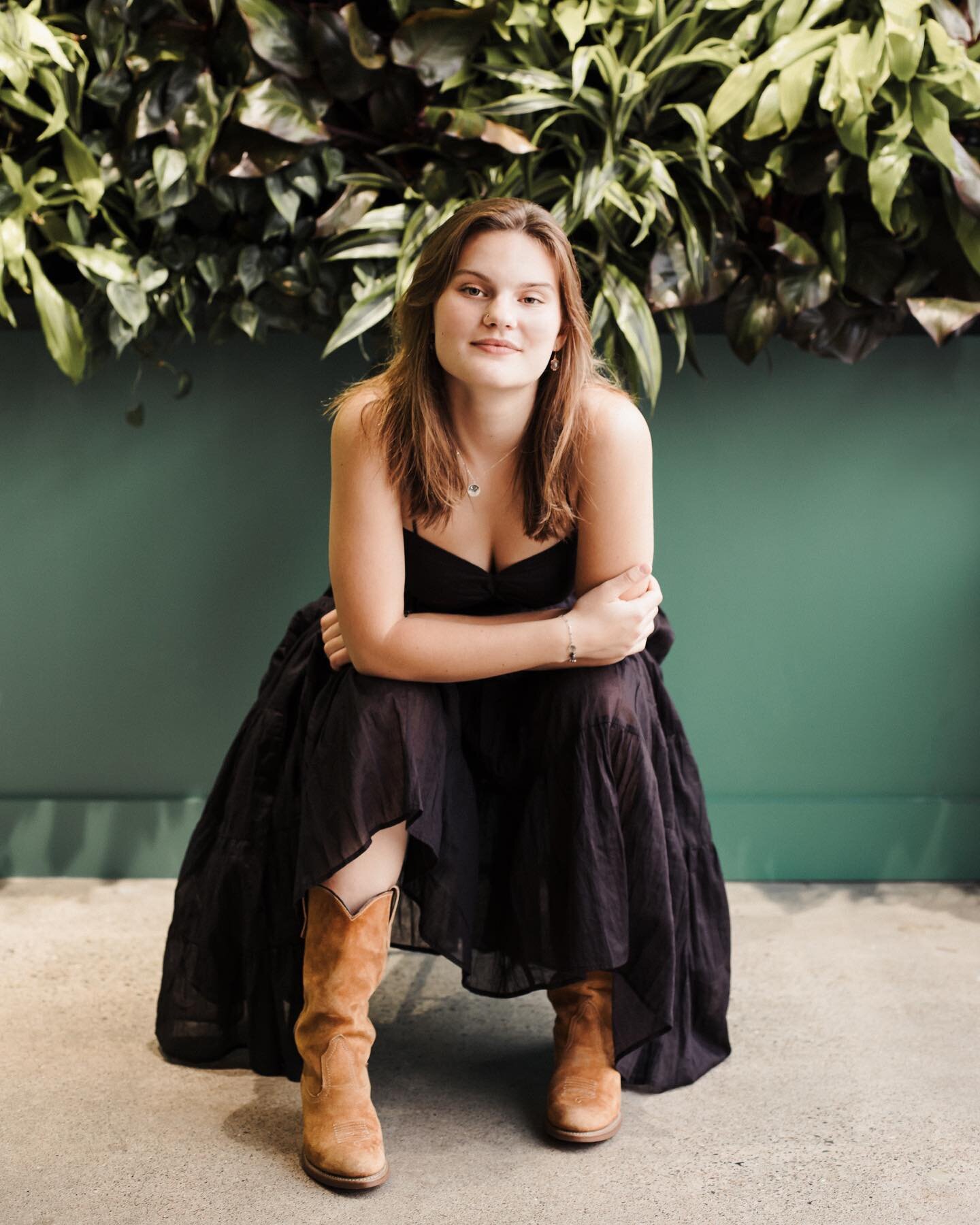 🍃It&rsquo;s all about the vibes 🌿
&bull;
You know you have a cool high school senior on your hands when they want to take photos at a brewery (no alcohol was consumed 😜)
&bull; &bull; &bull;
#seniorphotographer #portraitphotography #mnportraitphot