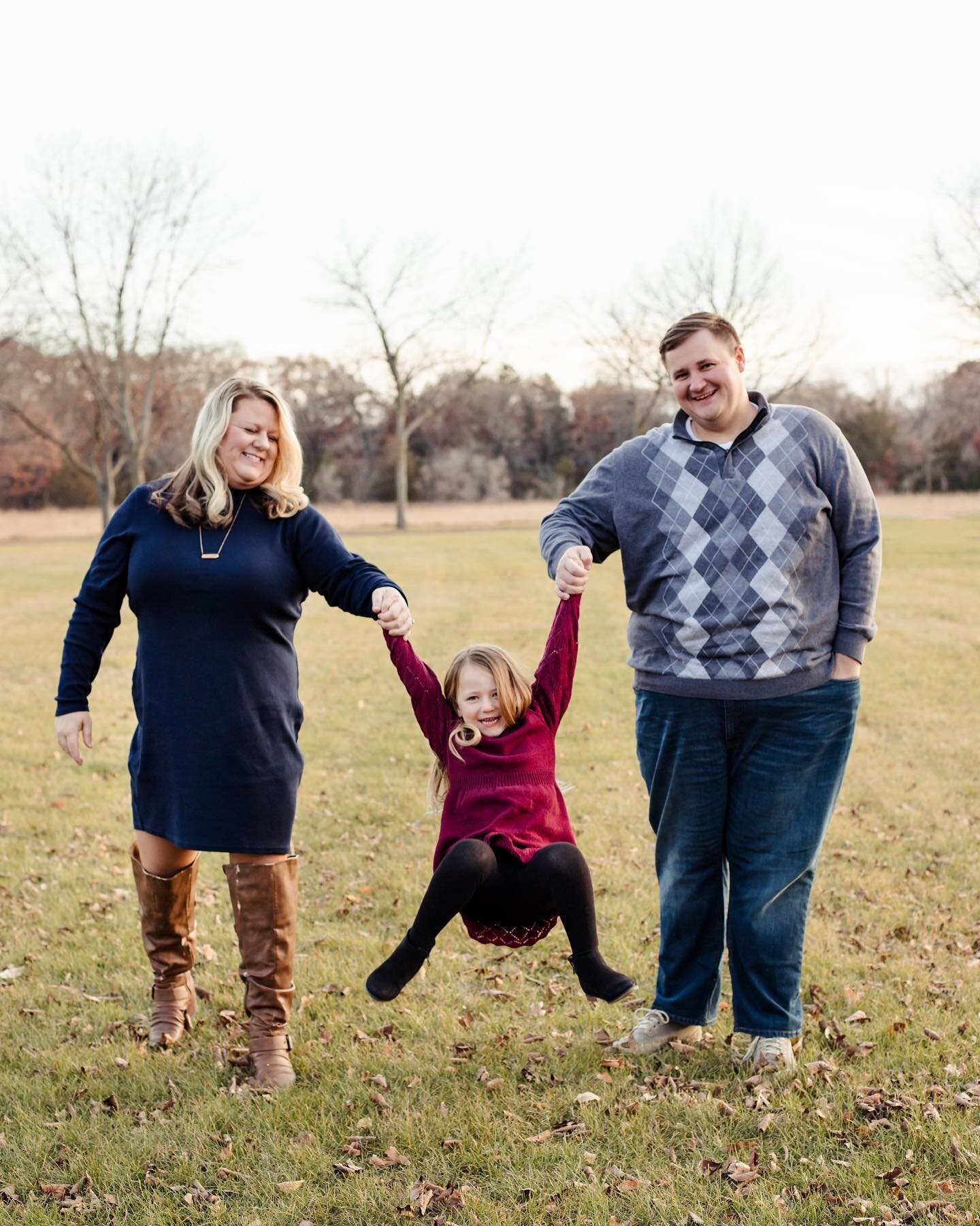 &bull; The Kowalczyks &bull;
Miss Ava was LOVING the spotlight during our photoshoot last month! 💁&zwj;♀️
&bull;
@lakowalczyk 
@mikeysteven21 
&bull; &bull; &bull;
#portraitphotography #portraitsession #mnphotographer #twincitiesphotographer #mn #tw