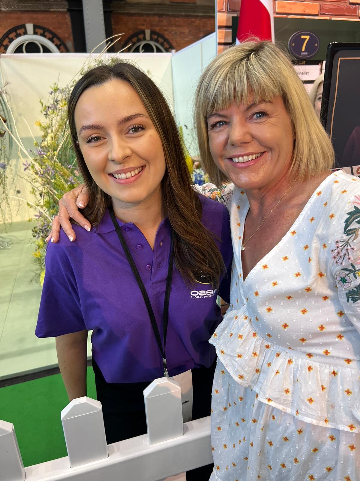 Janette meets Lizzie Newcombe the UK No 3 in the world florist at the Interfloral World Cup.jpeg
