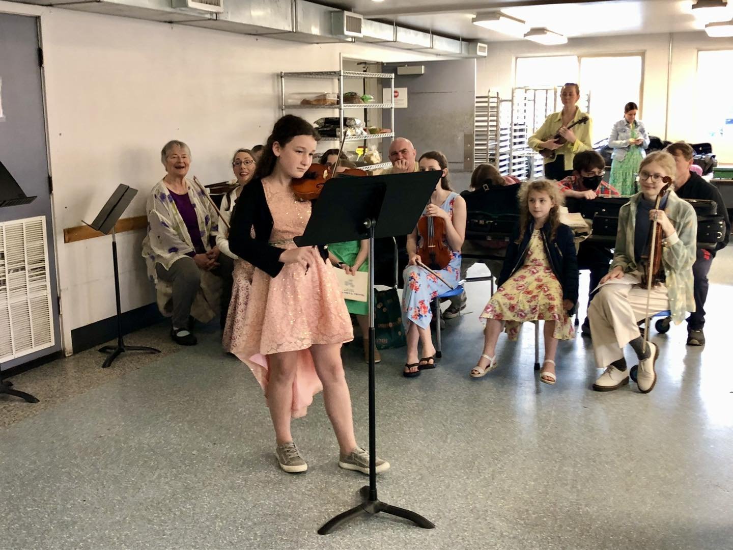 Guests at the Eugene Mission enjoyed dinner and a show over the weekend thanks to a group of talented violinists who wanted to share their love of music with us.
 
Alice Blankenship, owner and instructor of Petro Polaris Violin Studio, along with her