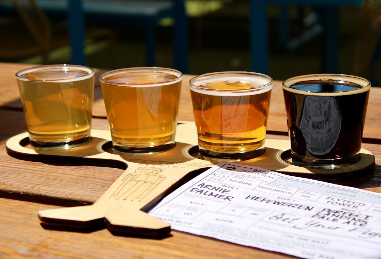 NEW Happy Hour Alert!🍻
Tuesday-Friday from 3PM-6PM enjoy 50% OFF on beer flytes, frozen cocktails, select signature cocktails, 10” pizzas, and arcade games! Additional specials include $5 FlyteCo AeroMéxico Lager and $6 Canyon Road win
