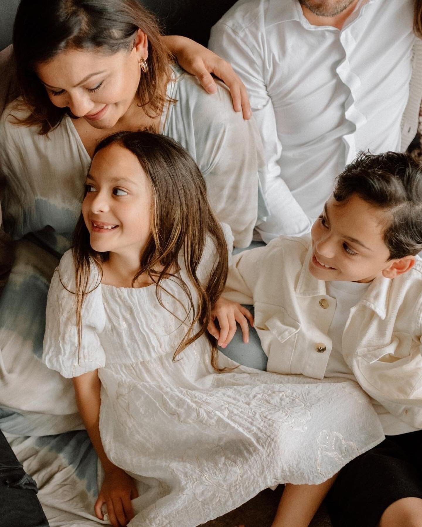 Here's a little secret from a family photographer: if you're feeling a bit worried about how your kids will  act during you family session, it's best to embrace the unexpected, let go of expectations, and allow the session to unfold as it will. 
⠀⠀⠀⠀