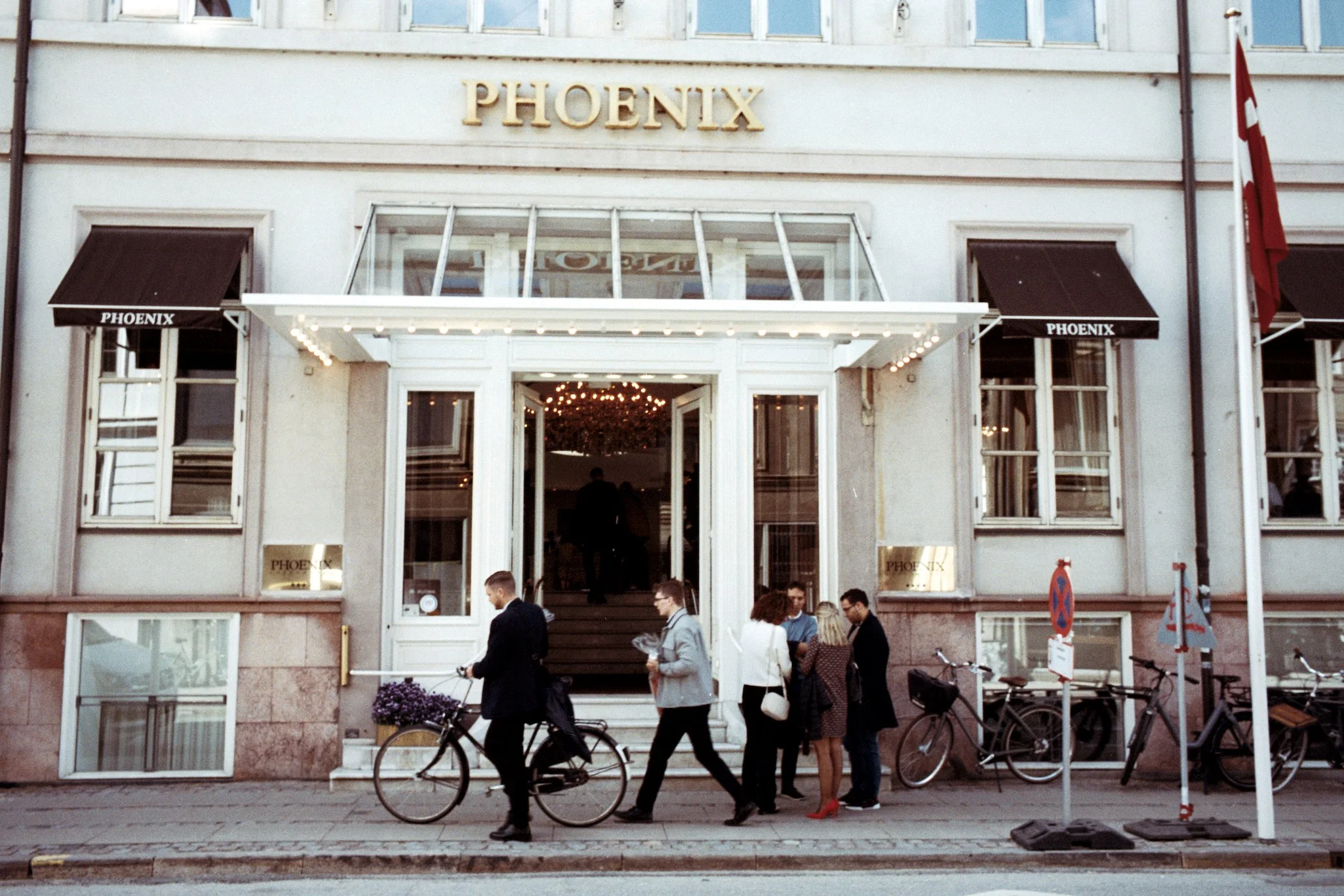 Hotel Phoenix entrance, DK
