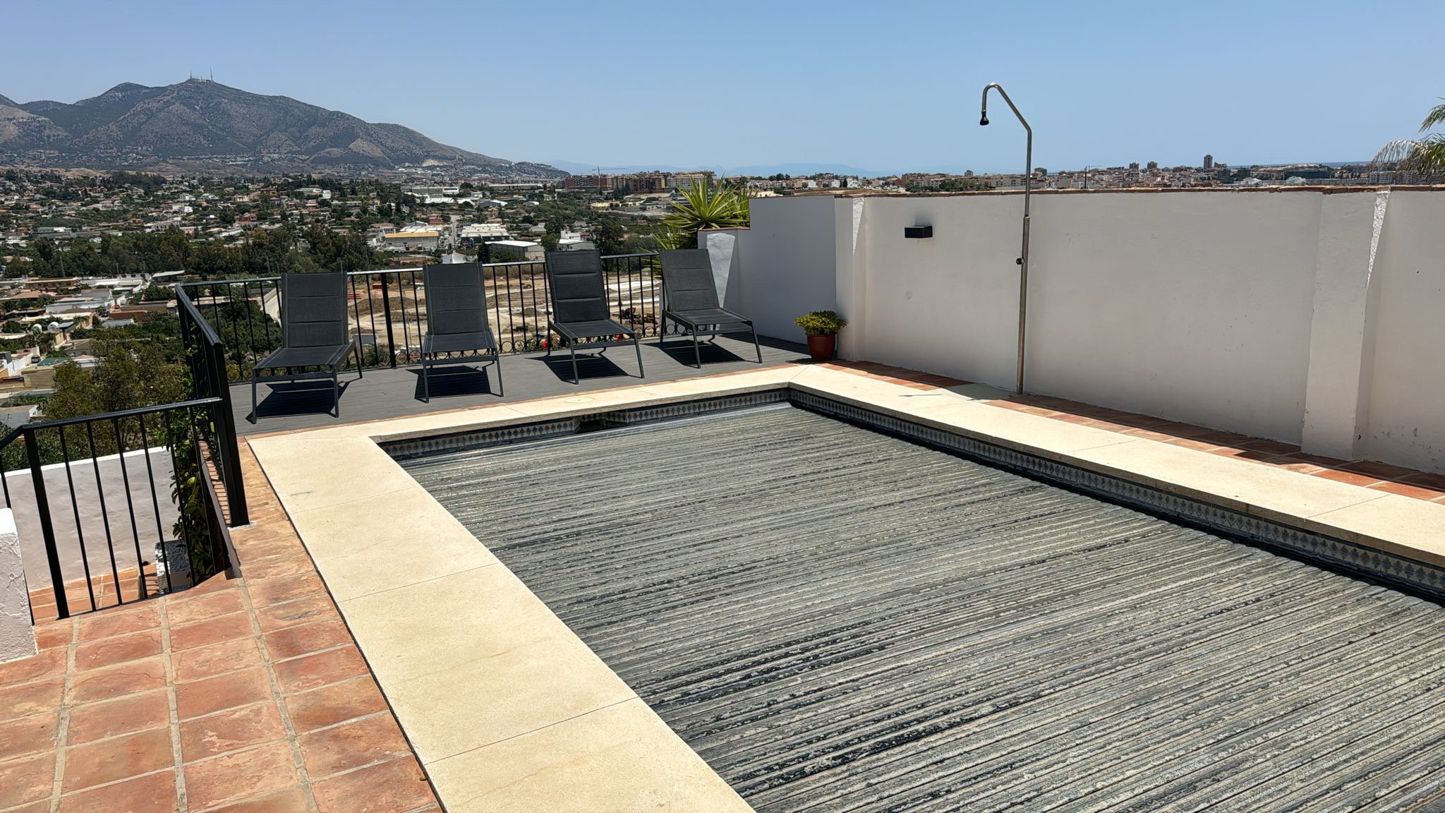 Safety pool cover that can withstand the weight of an adult