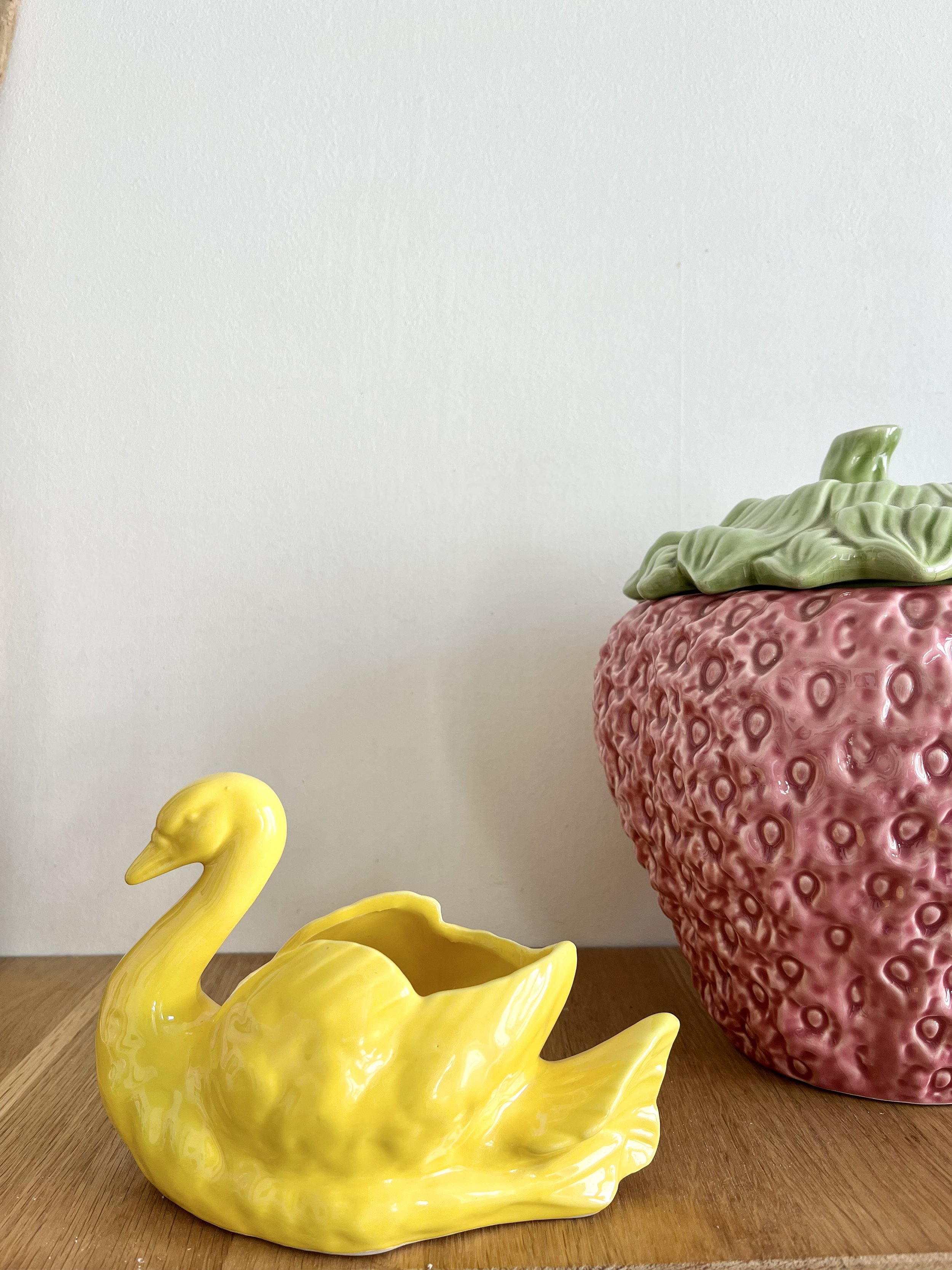 Cache pot cygne en céramique jaune