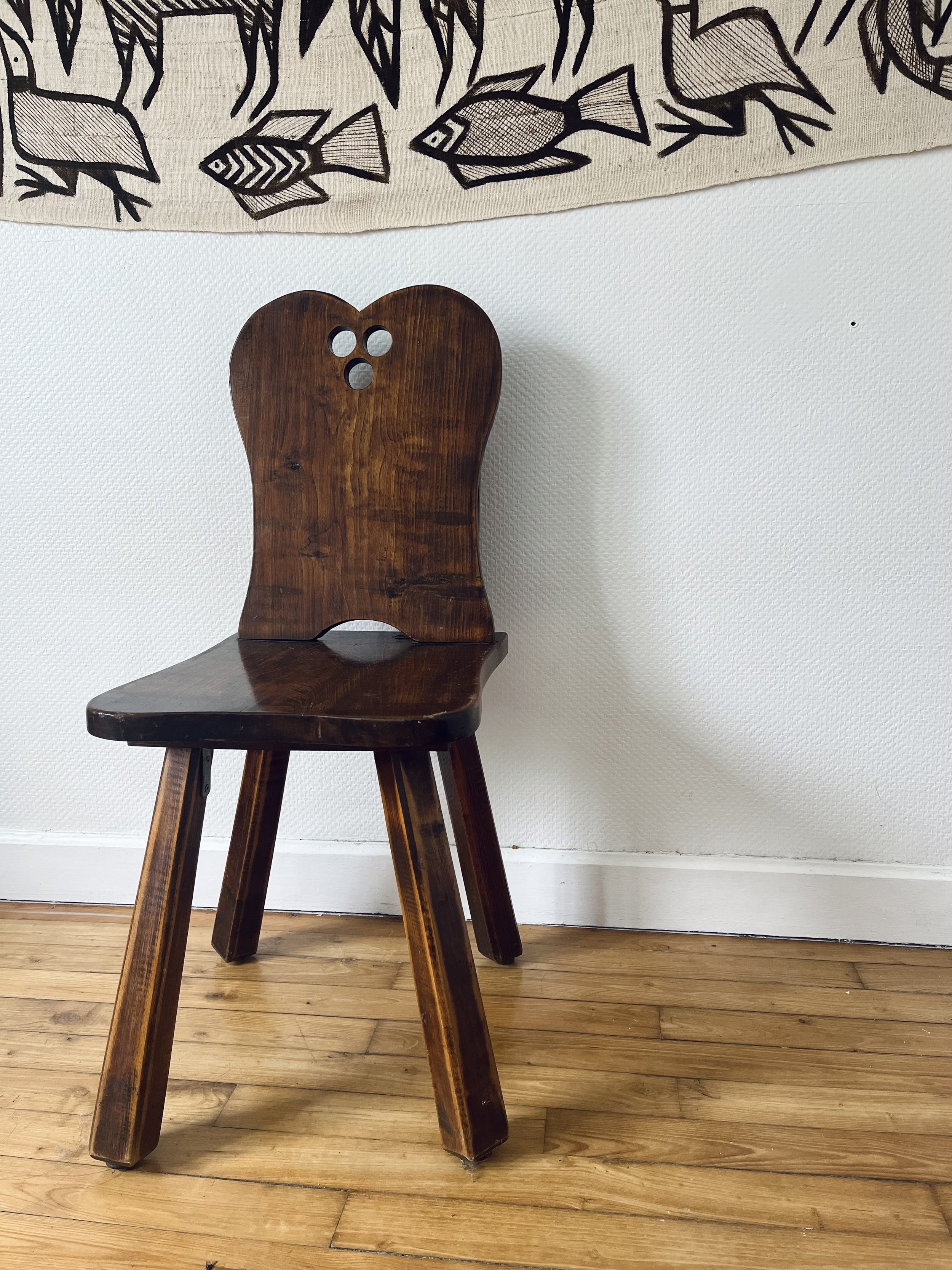 Chaise rustique et brutaliste