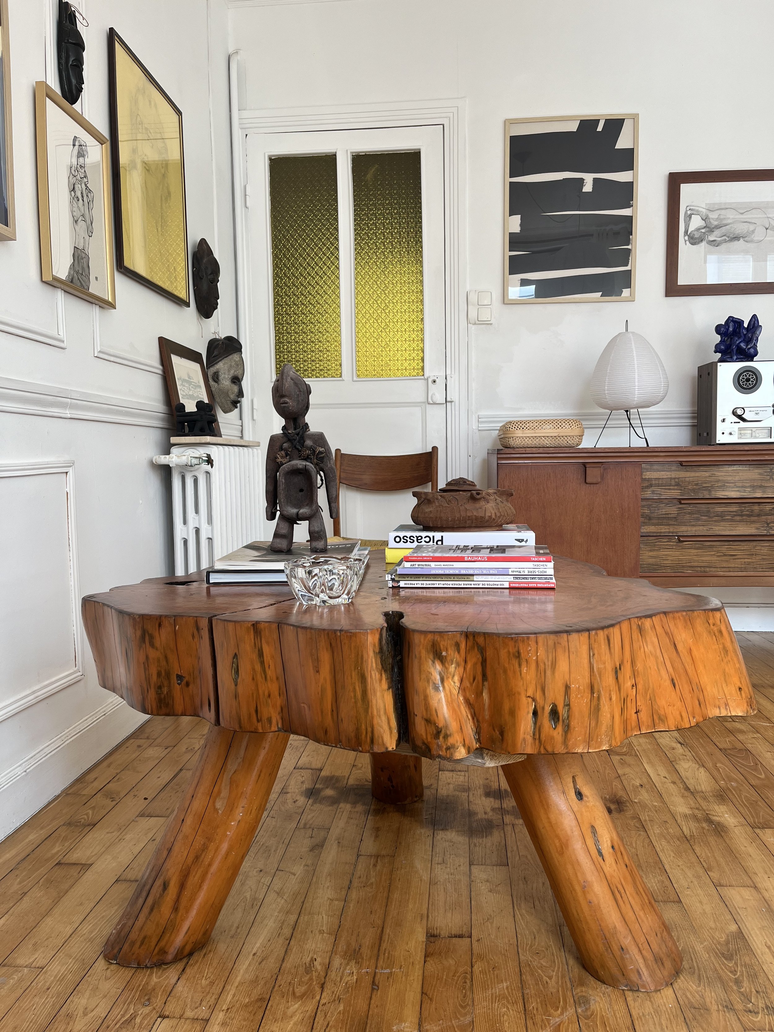 Table basse brutaliste forme irrégulière