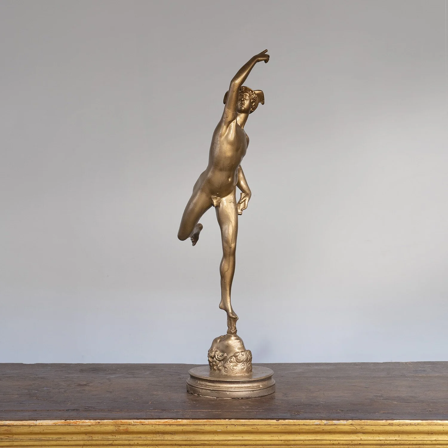 Gilt_Statue_of_Hermes_000.jpg
