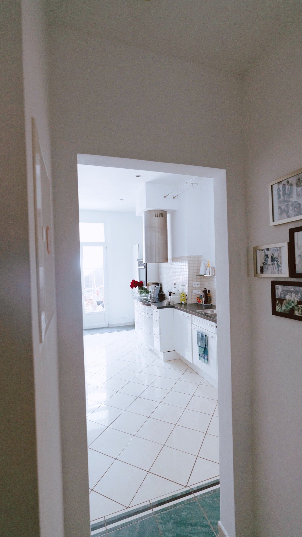 Hovedgang ut mot kjøkken, stue og spisegruppe