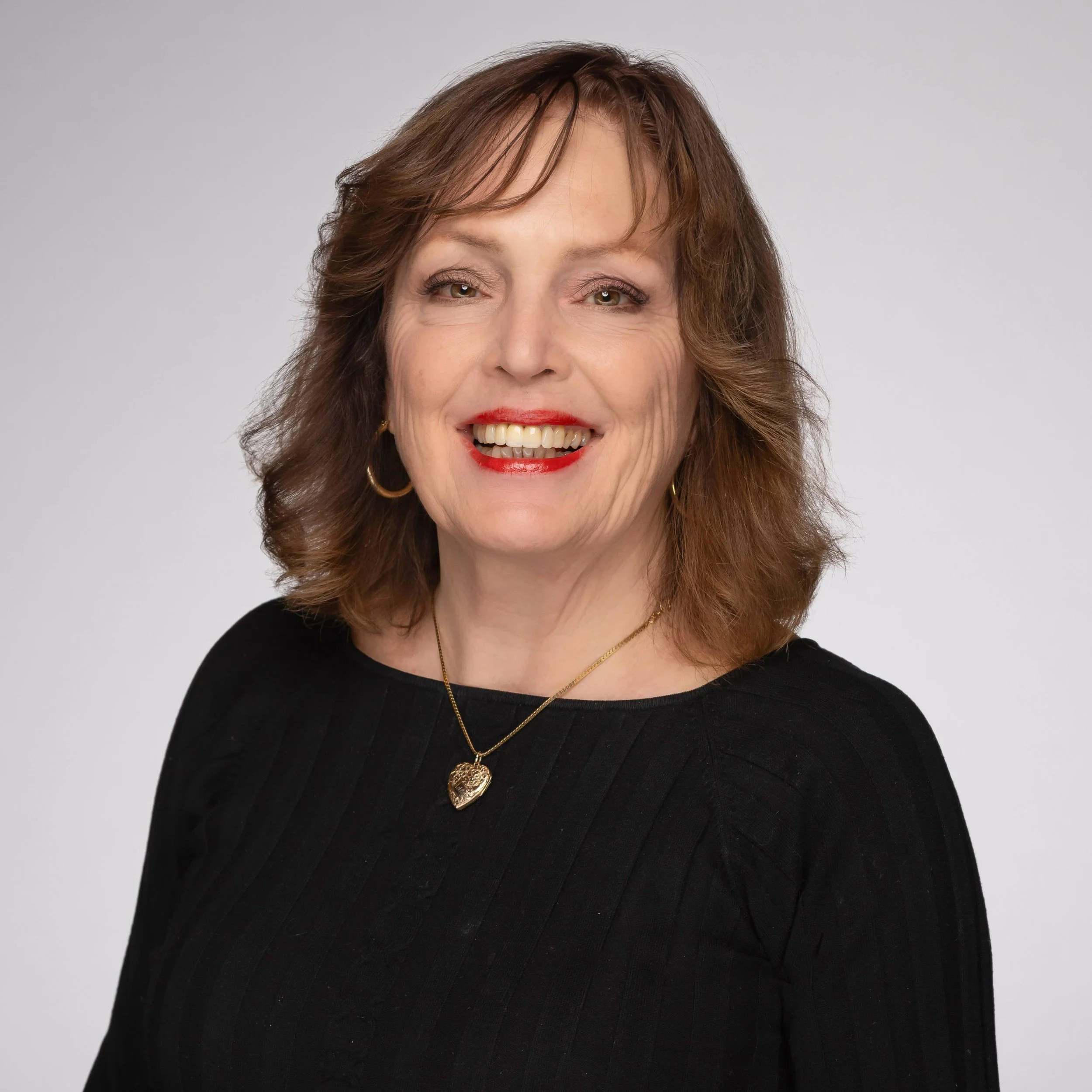 Caroline Storr qui porte un foulard mauve