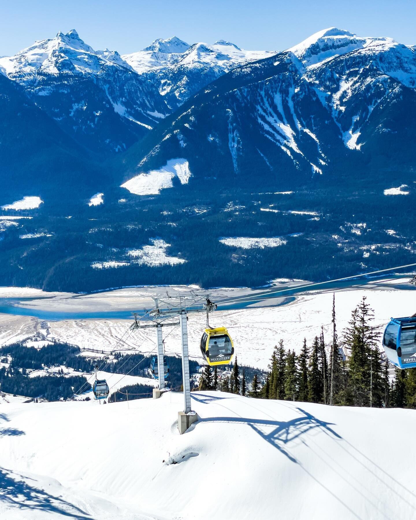 Amazing weekend spent in one of my favorite places @revelstokemtnresort @revelstoke with some of my favorite people @angnichol @kennybburn @lmccarthy2998 

.

.
#springskiing #revelstoke #revelstoked