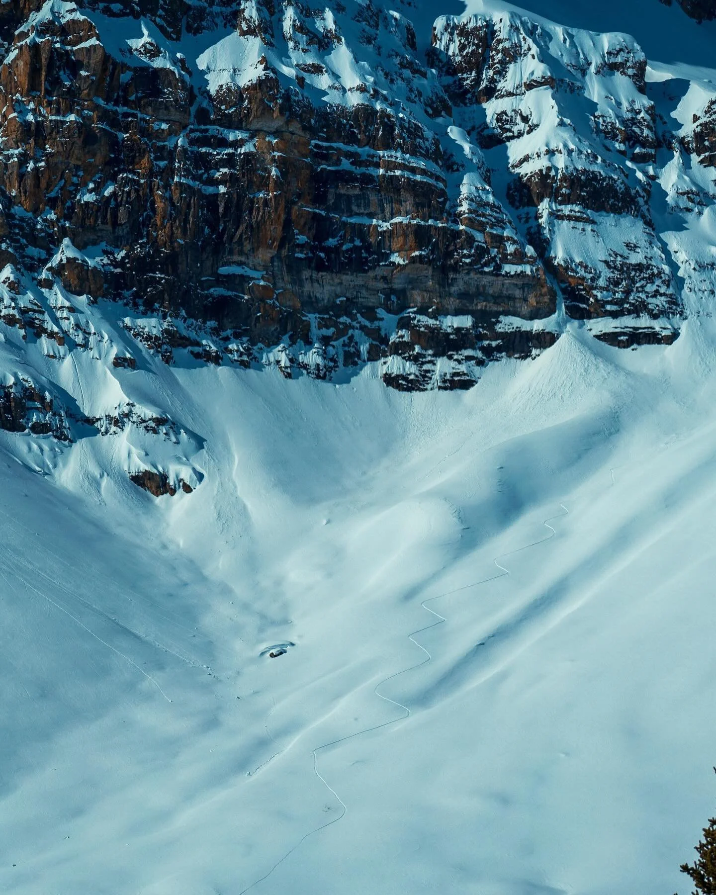 Spring Skiing @banff.national.park , saw this crazy line form the highway. I had to stop and take a few photos ⛷️ 

#banffnationalpark #travelalberta #skiing#springskiing