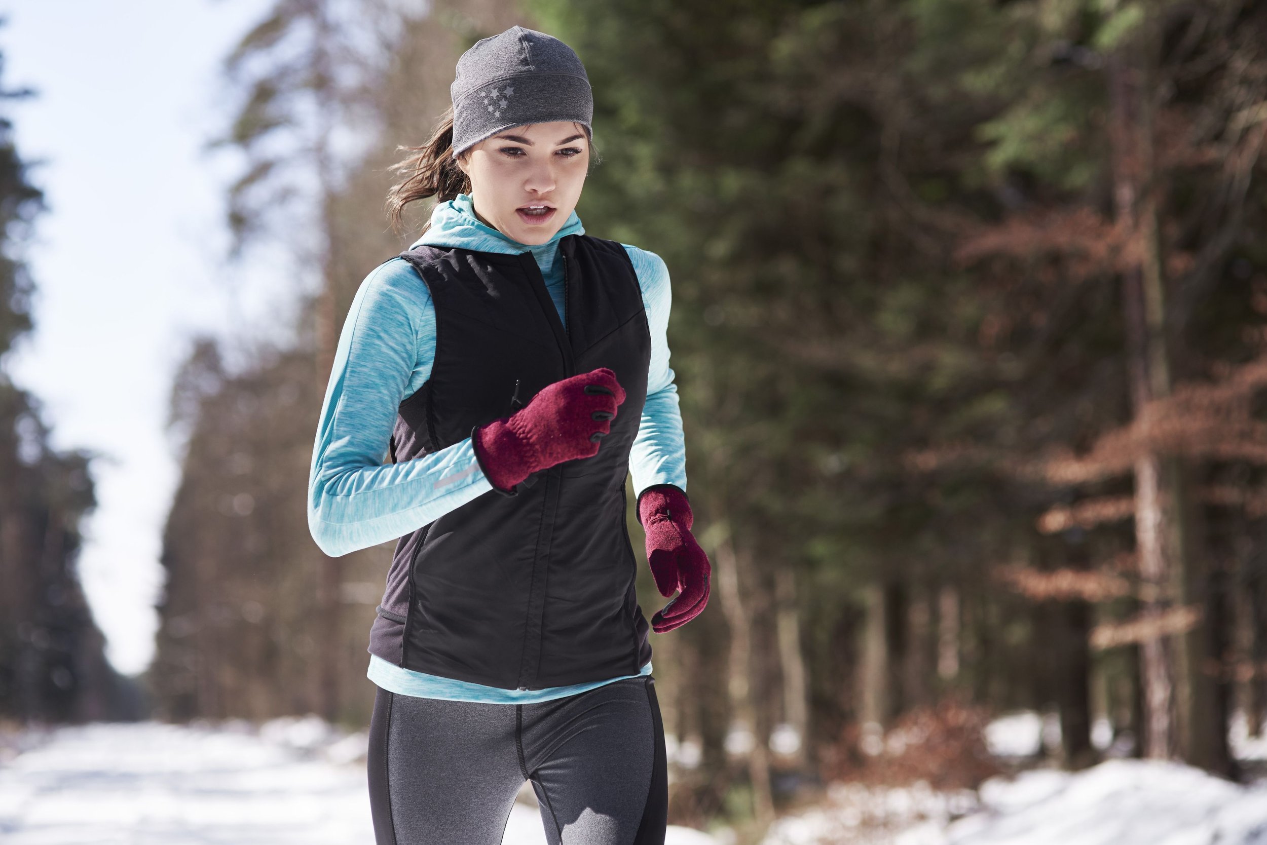 Running Femme Sport. Coureur Féminin Jogging Dans La Forêt D'hiver Froid  Portant Des Vêtements De Course Sportifs Chauds.