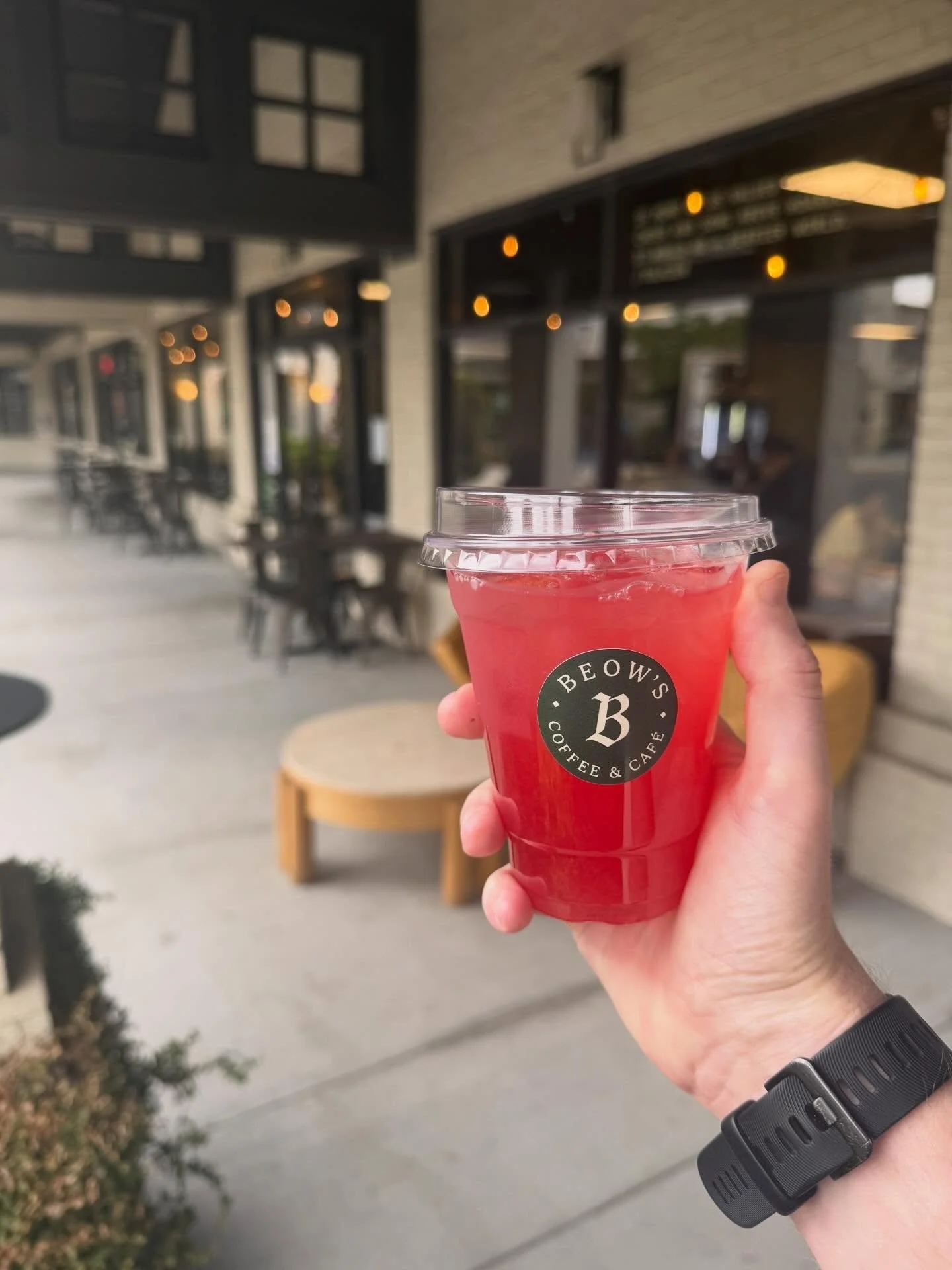 Rasperry Lemon Green Tea Refresher.

We could not get enough of the raspberry syrup from the @littlejoycoffee Raspberry Danish Latte, so we added it and a splash of lemon juice to some organic green tea from @tinroofteas.