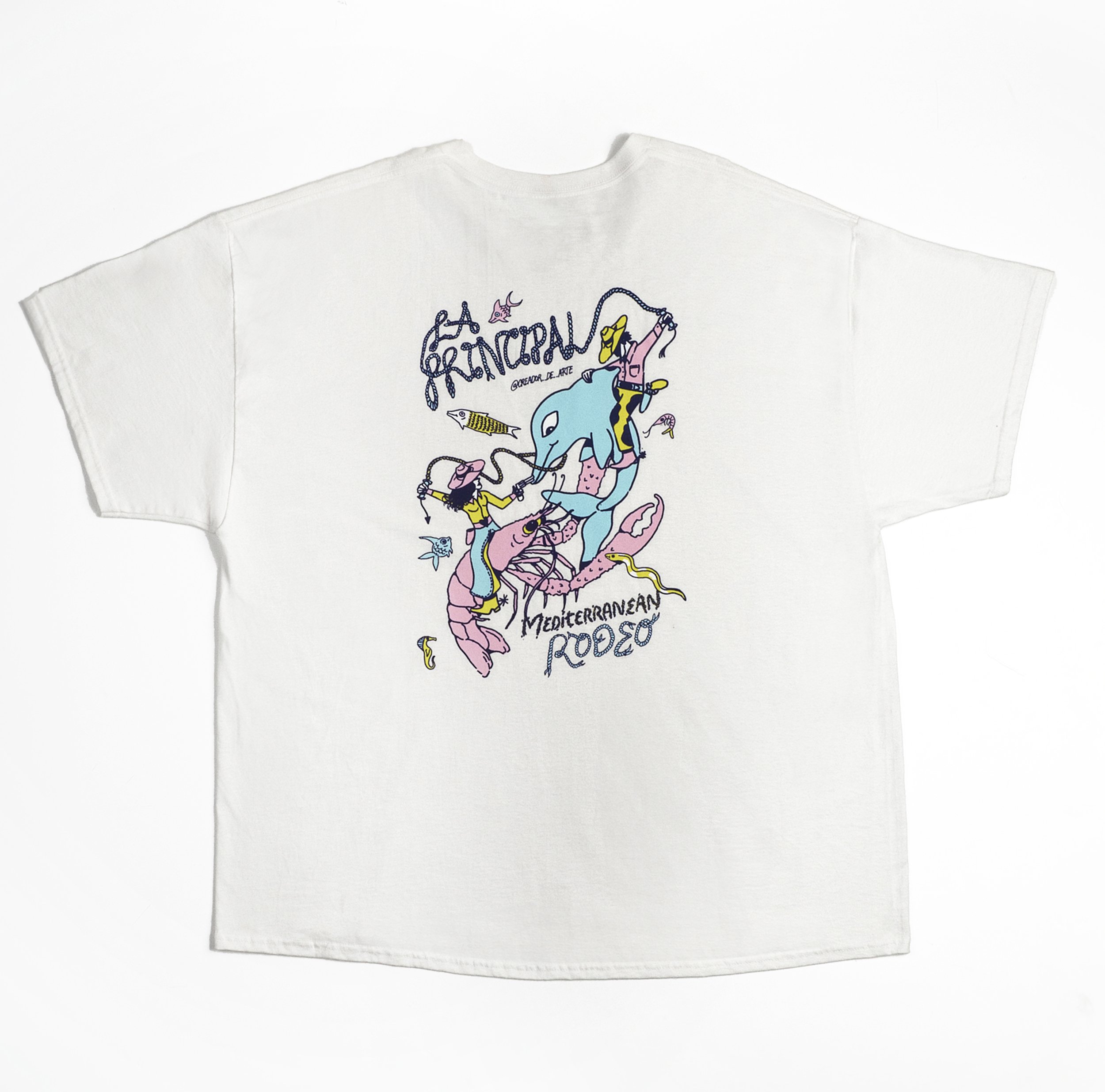 Camiseta con ilustración de delfín y gamba, una prenda inspirada en el Mediterráneo, perfecta para un look original y alegre.