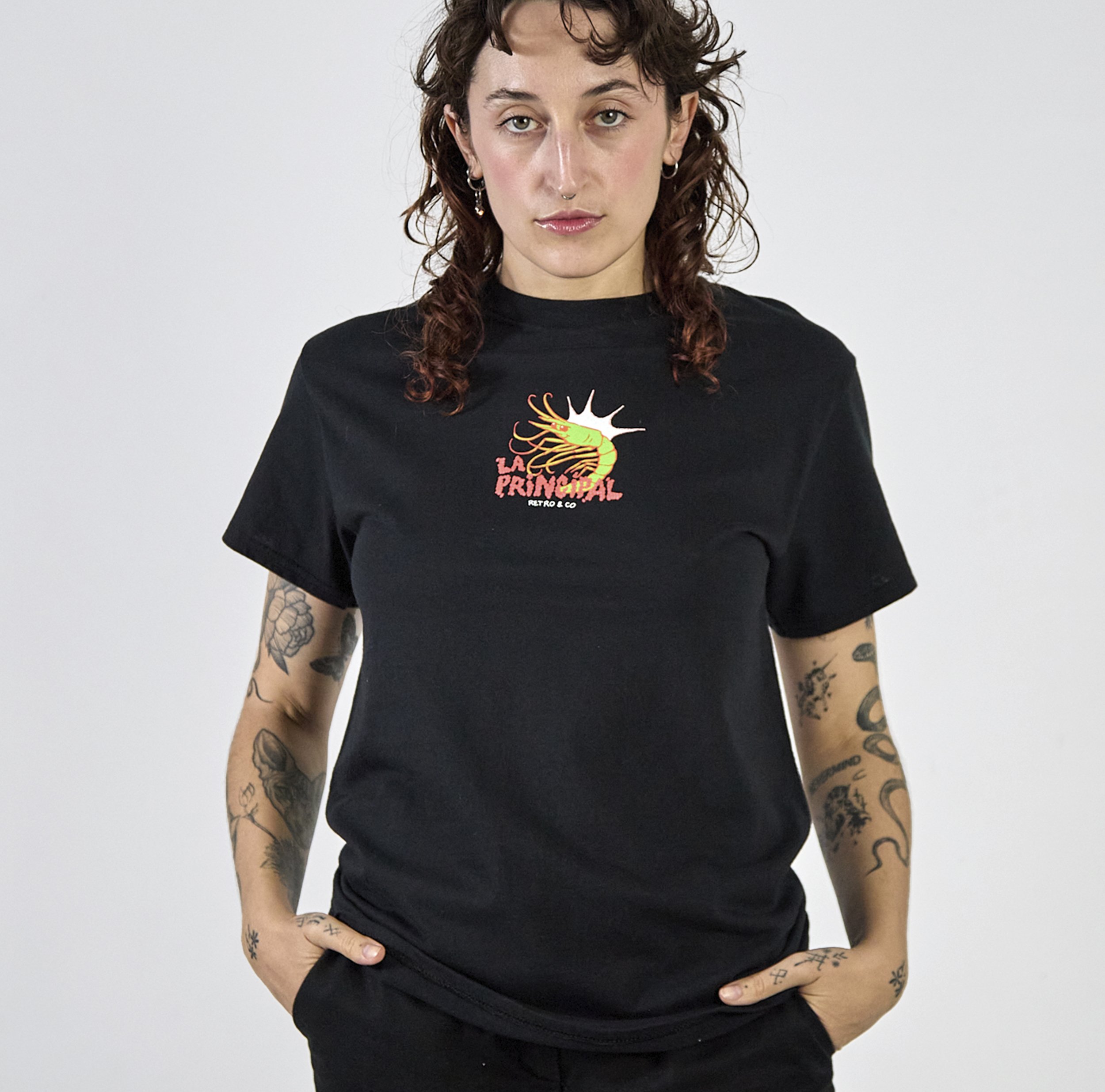 Camiseta 'Rodeo Mediterráneo' con diseño de un delfín y una gamba, ideal para los amantes de la fauna marina del Mediterráneo