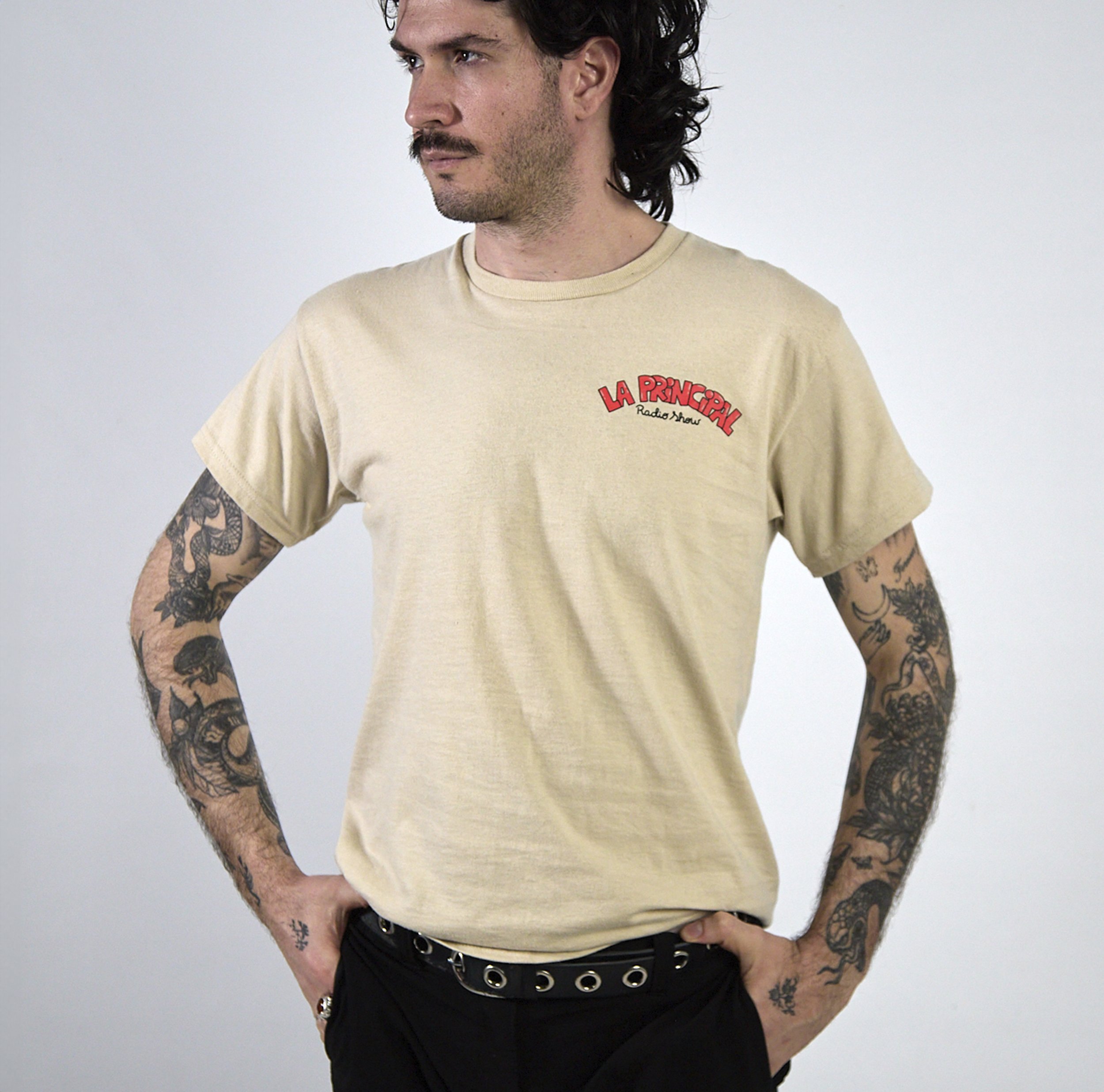Camiseta con ilustración de una chica disfrutando de su música en un radio y tocando discos, un diseño vintage y único